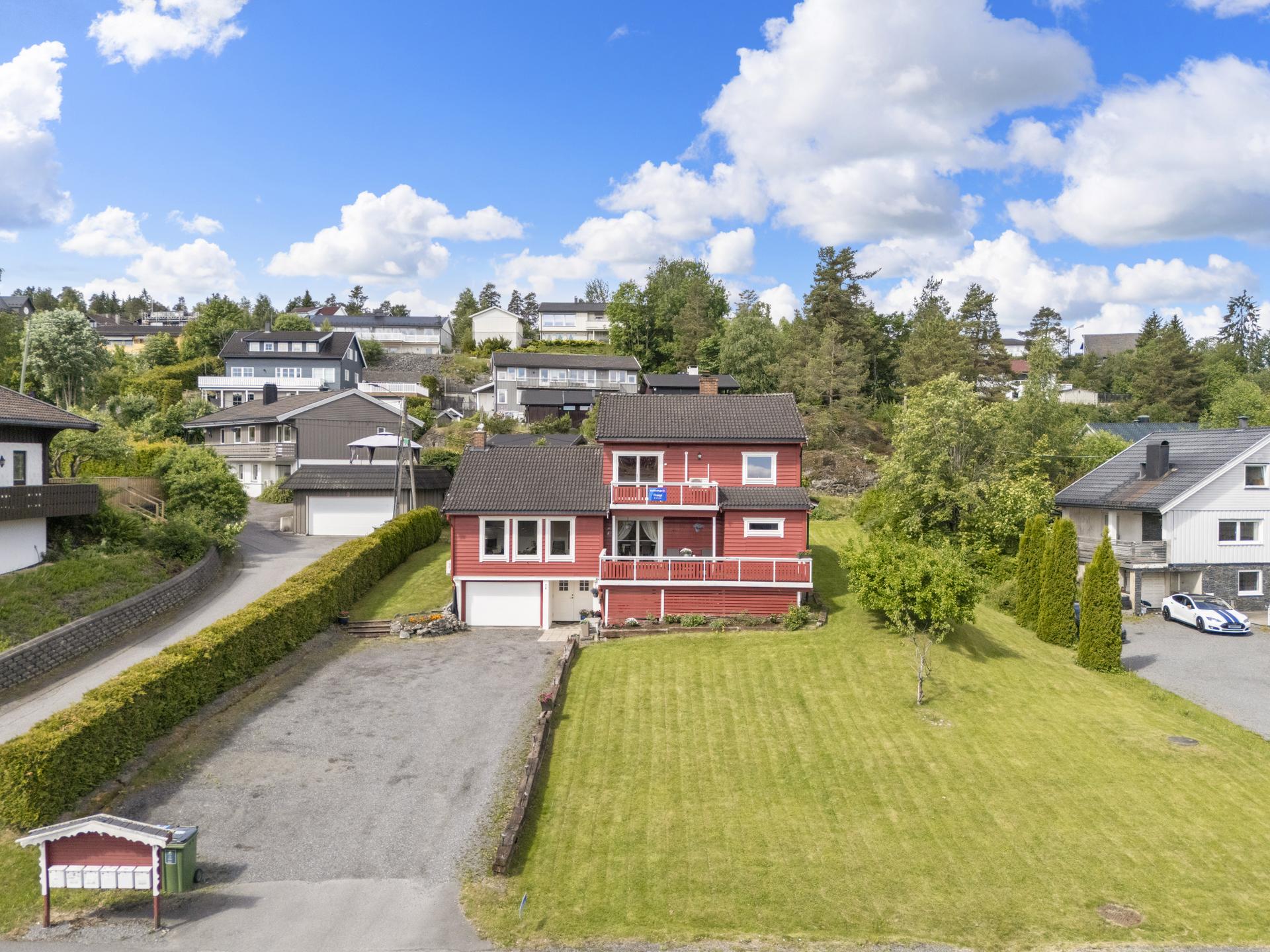 Innholdsrik generasjonsbolig med stort potensial på en solrik tomt på hele 1 597 m².. Bilde nummer 2 av 3