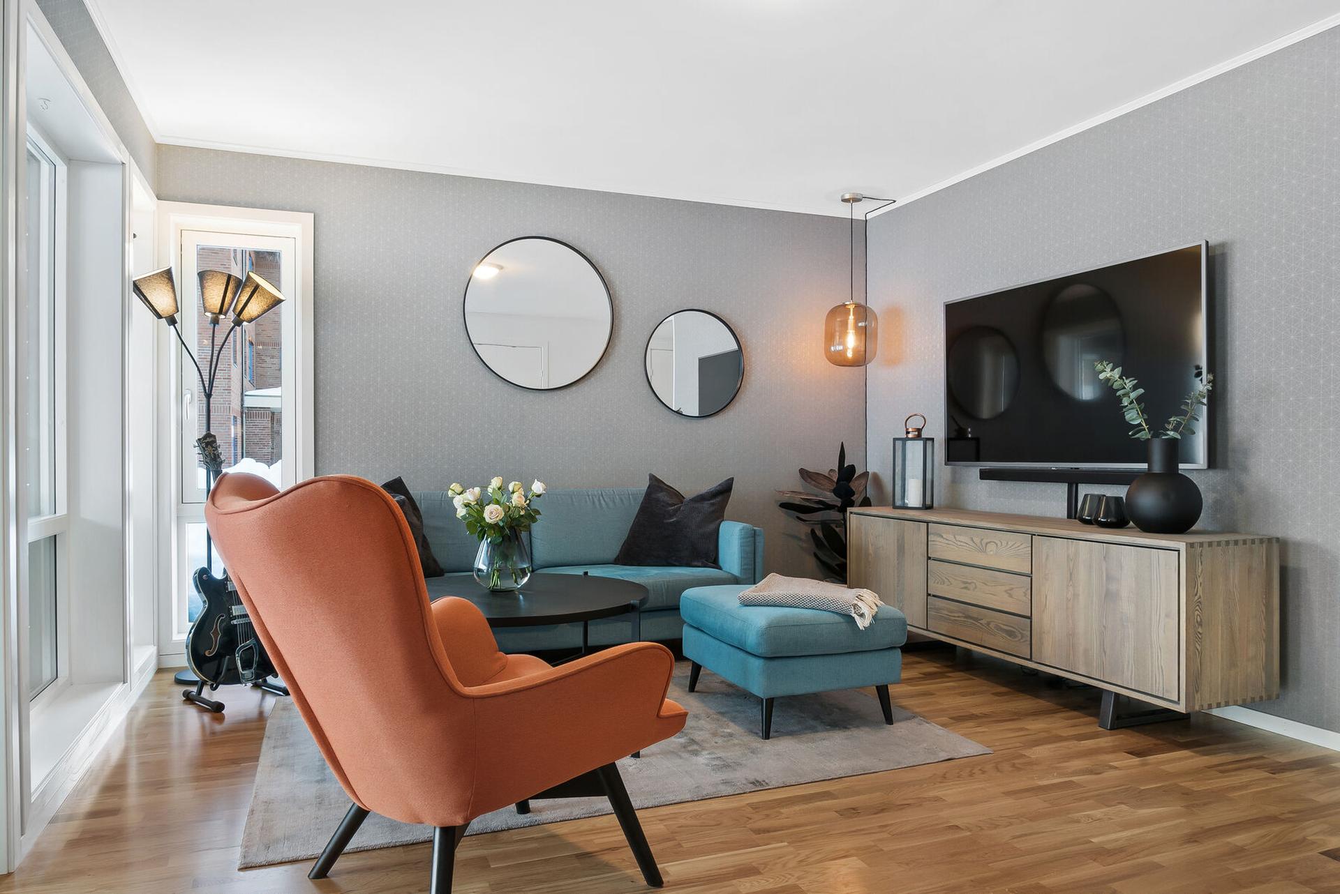 Det er store vindusflater i stuen som slipper inn godt med naturlig lys. . Bilde nummer 2 av 3