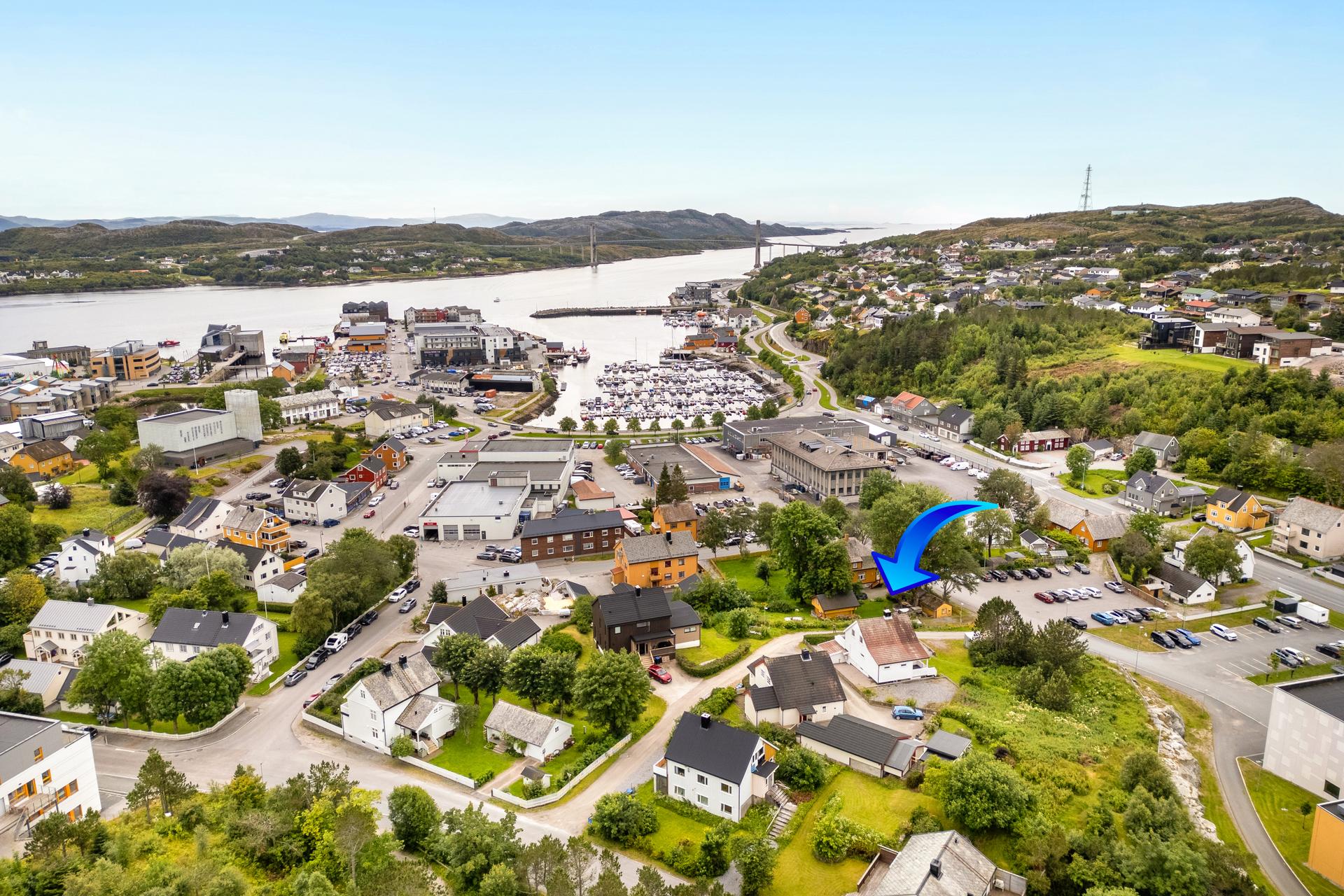 Boligen ligger i hjertet av Rørvik sentrum med gangavstand til dagligvare, service fasiliteter, barnehage og barneskole.  . Bilde nummer 1 av 3