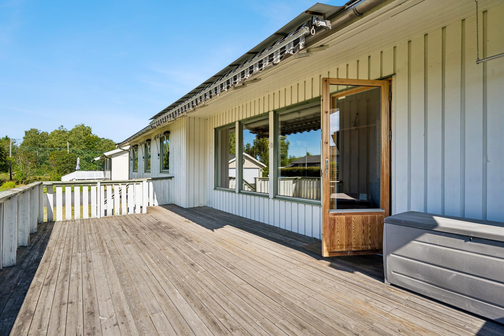 Stor og solrik terrasse med terrassemarkise på fremsiden av huset. . Bilde nummer 3 av 3