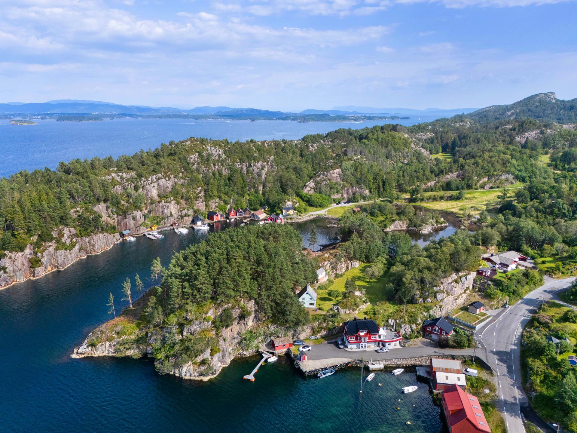 Stor eiendom med sjølinje, enebolig, naust og uthus. Bilde nummer 2 av 3