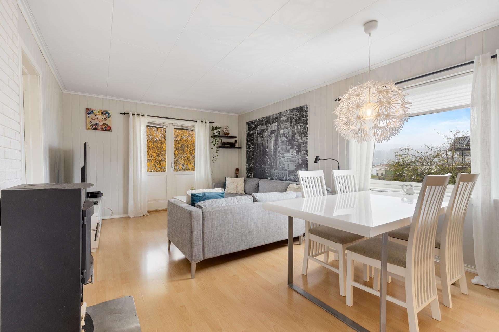 Andelsleilighet i tomannsbolig med takoverbygget balkong og peisovn i stuen.. Bilde nummer 2 av 3