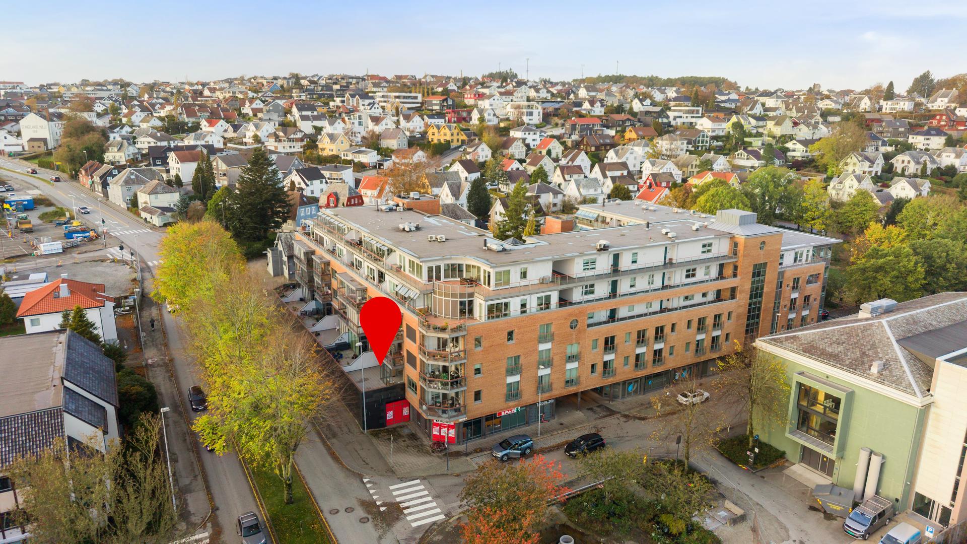 Populære Byhagen. Dagligvarebutikk i bygget, flotte fellesareal, hobbyrom, trimrom, fellesstue/selskapslokale og to gjestehybler som kan leies. Bilde nummer 3 av 3