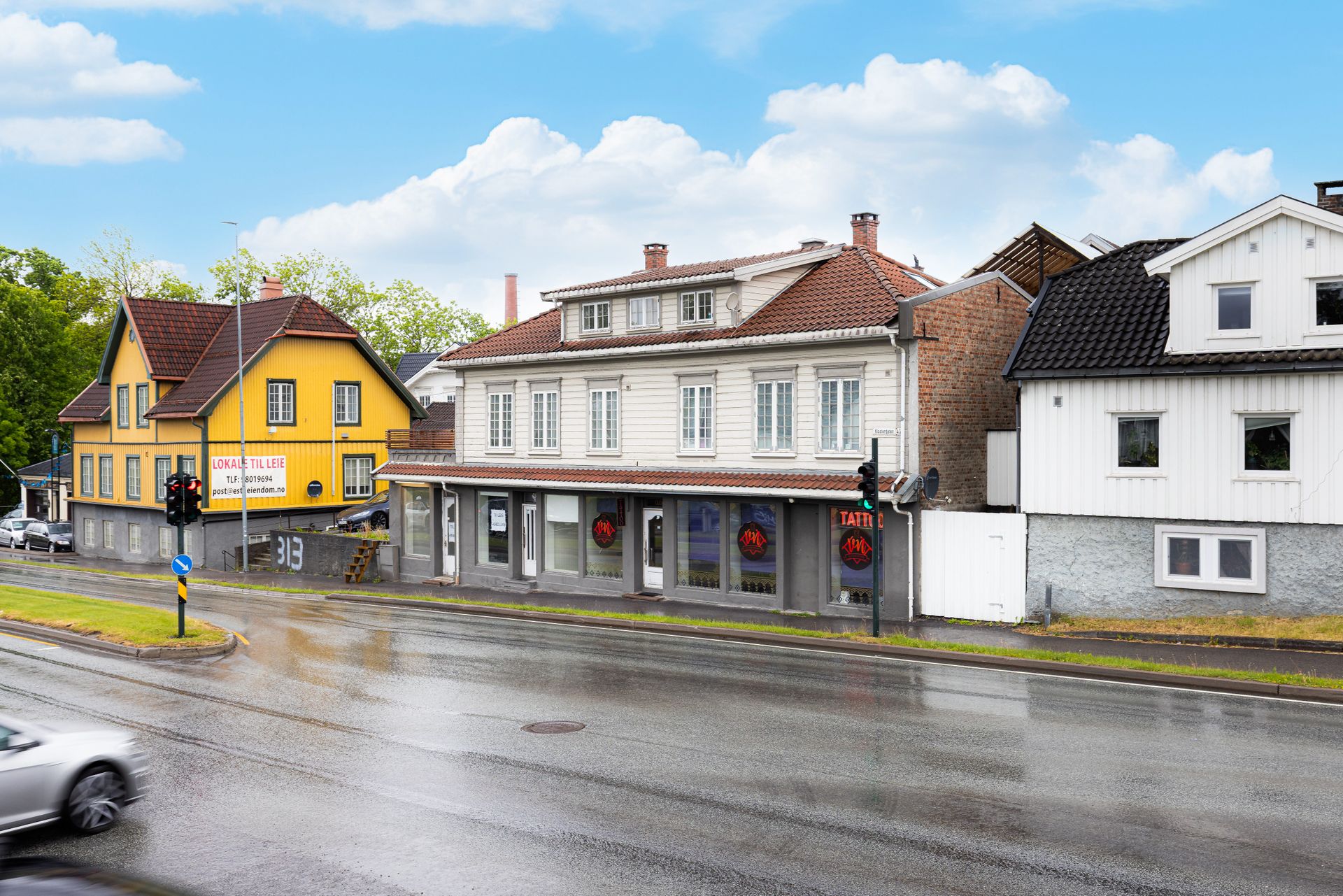 Innholdsrik eiendom med to boenheter i henholdsvis 1. og 2. etasje, og en næringsdel i underetasjen innredet med tre næringslokaler.. Bilde nummer 2 av 3
