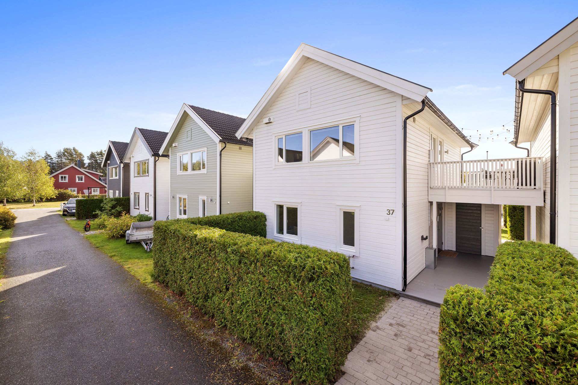 Kjedet enebolig over to plan med vestvendt terrasse, carport og skjermet hageparsell.. Bilde nummer 2 av 3