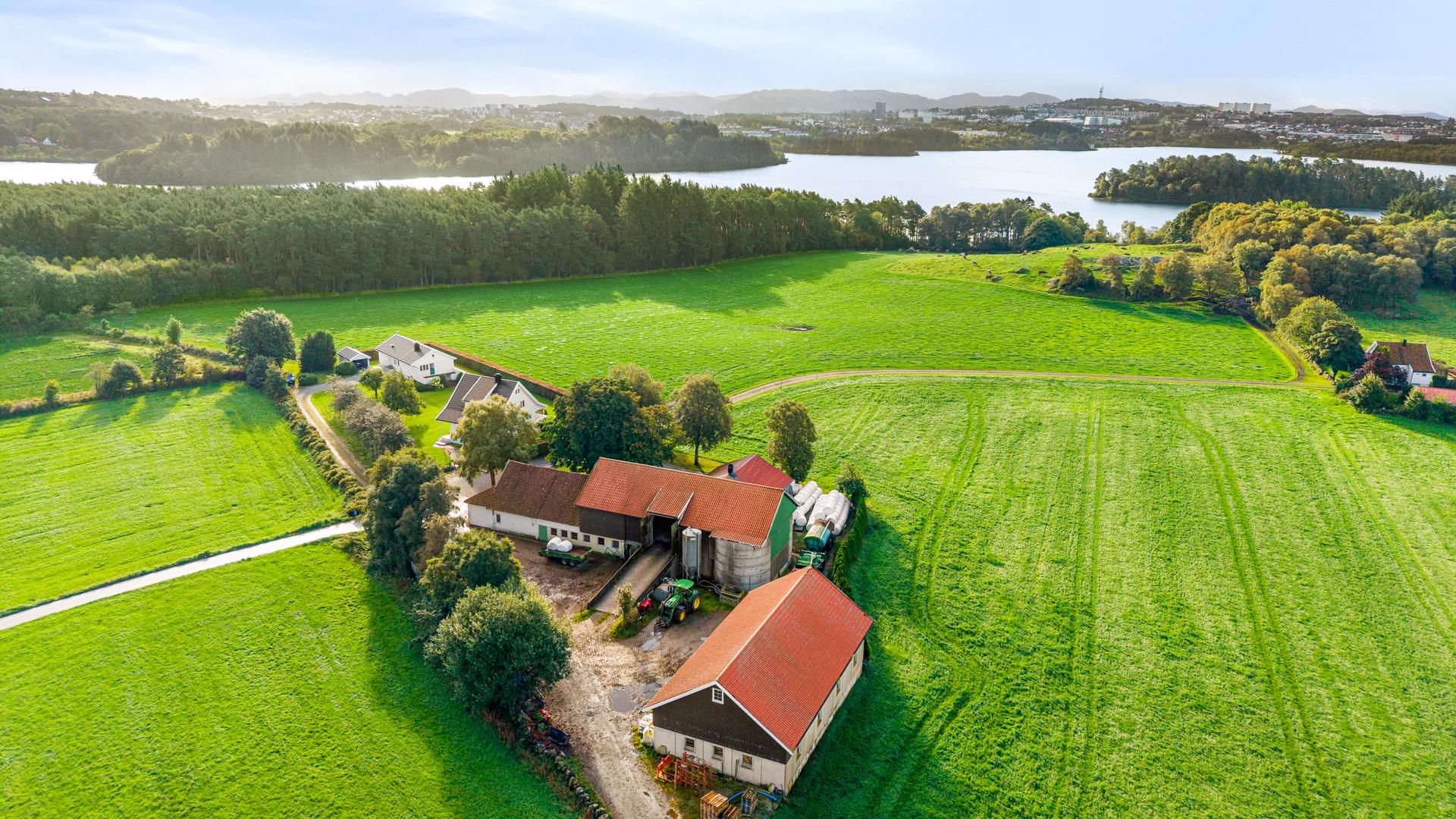 Driftsbygningene danner et samlet og funksjonelt gårdstun for landbruksdriften.. Bilde nummer 2 av 3