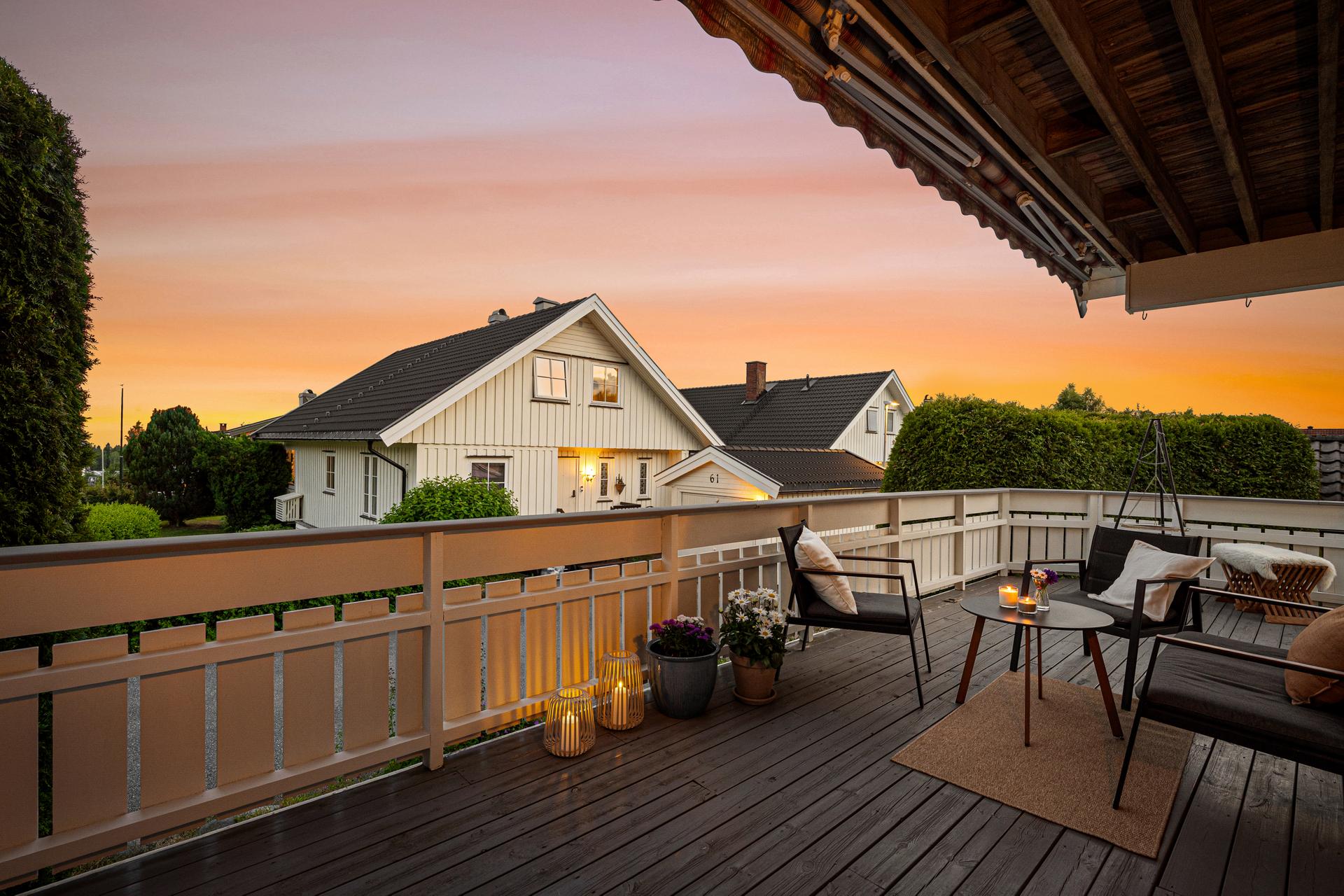 Fra stuen er det utgang til en stor terrasse på 35 m².. Bilde nummer 3 av 3