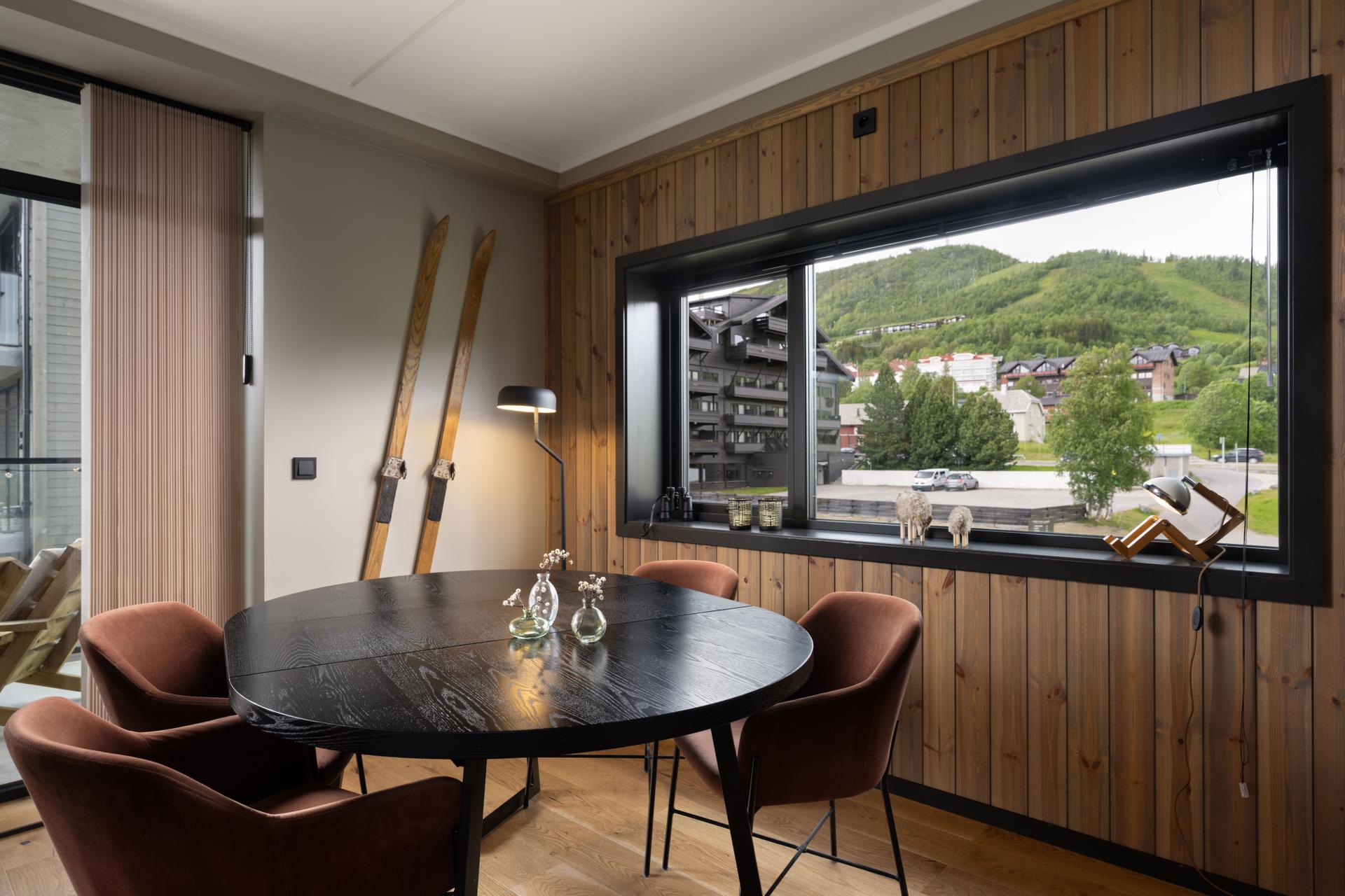 Stuen har god plass til spisebord og en takhøyde på 2,63 meter.. Bilde nummer 2 av 3