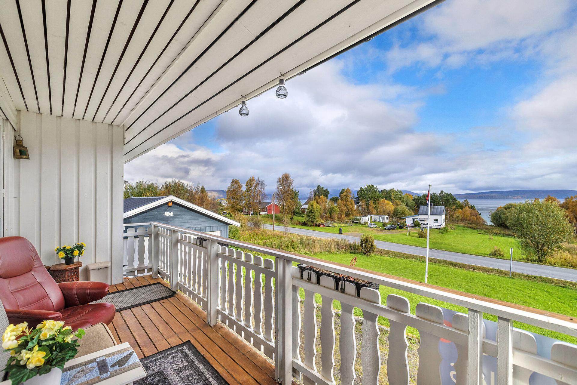 Verandaen har god plass til sittegruppe og skjerming under tak.. Bilde nummer 3 av 3