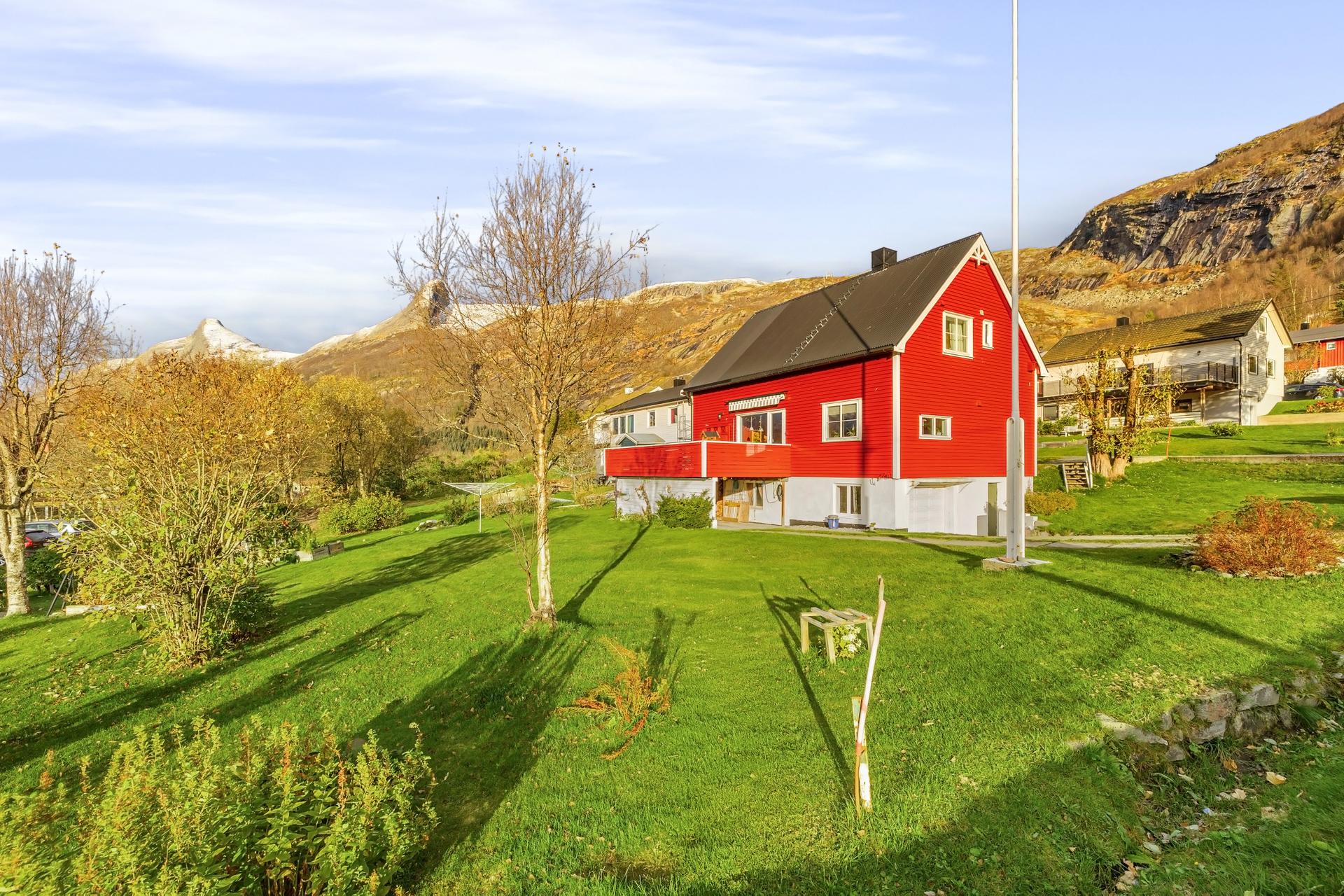 Stor og flott hjørnetomt med svært familievennlig, attraktiv beliggenhet sentralt i Glomfjord.. Bilde nummer 2 av 3