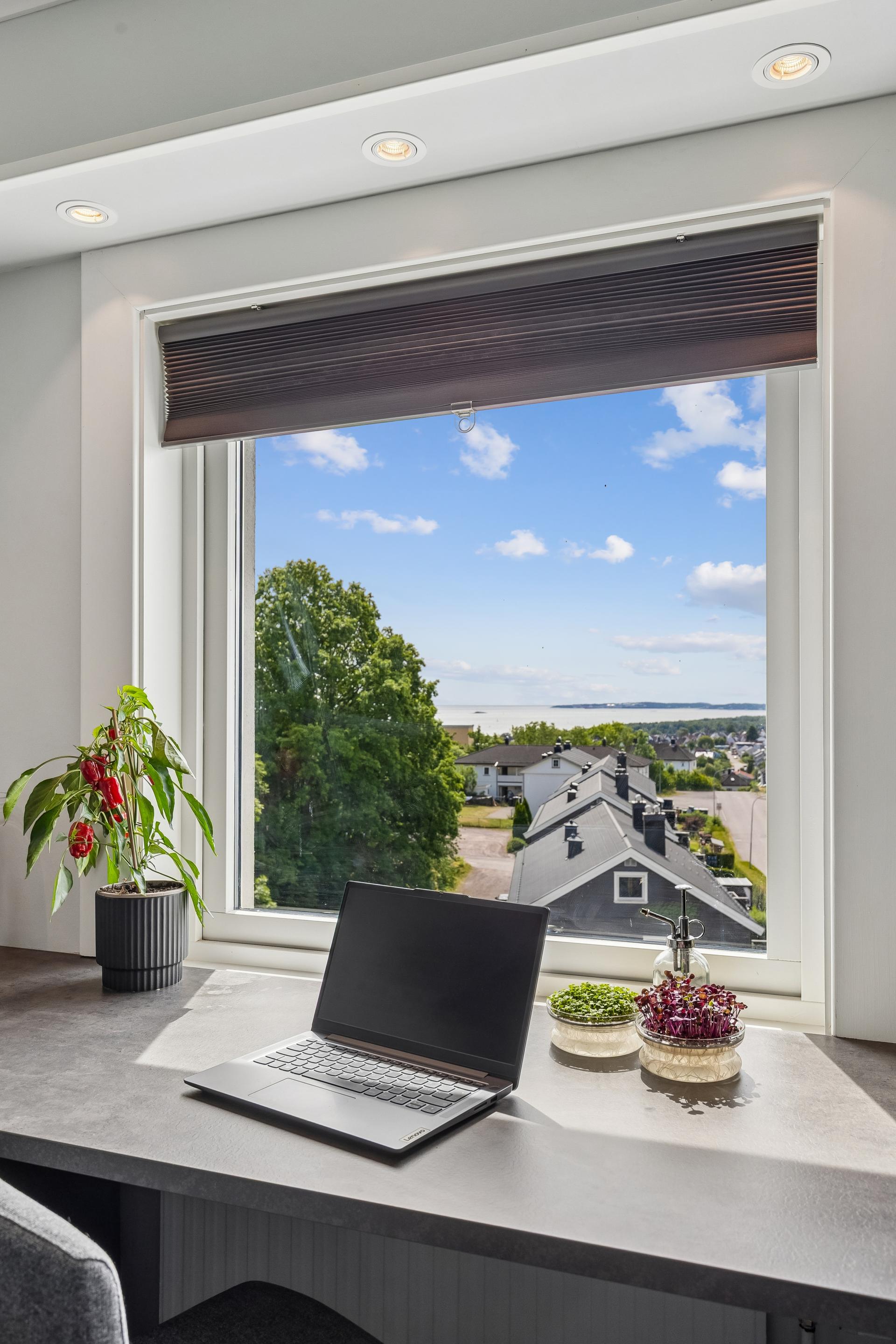 Hyggelig plass til både måltider, hjemmekontor eller en kaffekopp, samtidig som man kan nyte den fine utsikten.. Bilde nummer 3 av 3