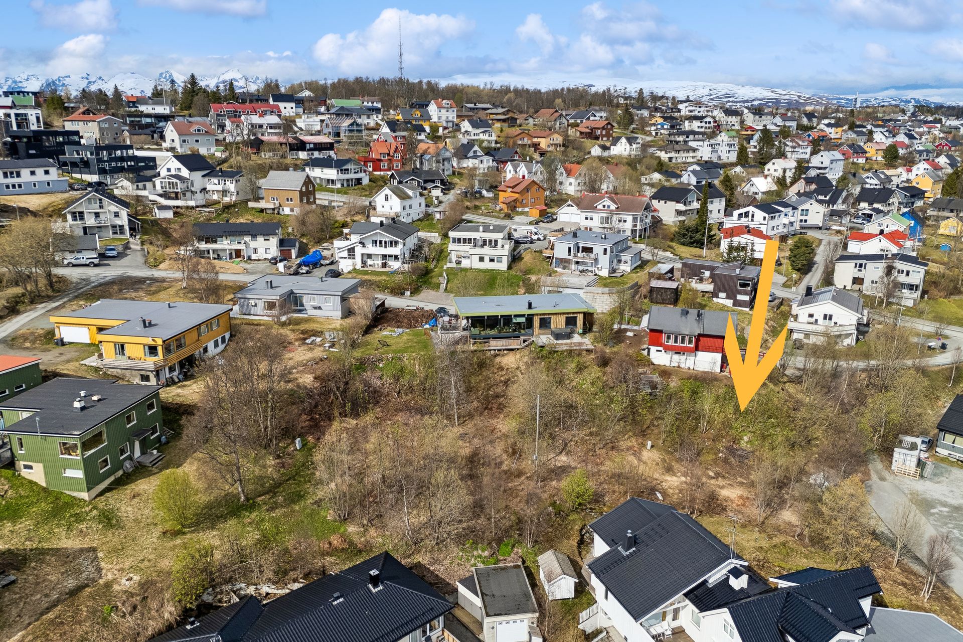Tomten ligger i et etablert boligområde med variert bebyggelse.. Bilde nummer 3 av 3