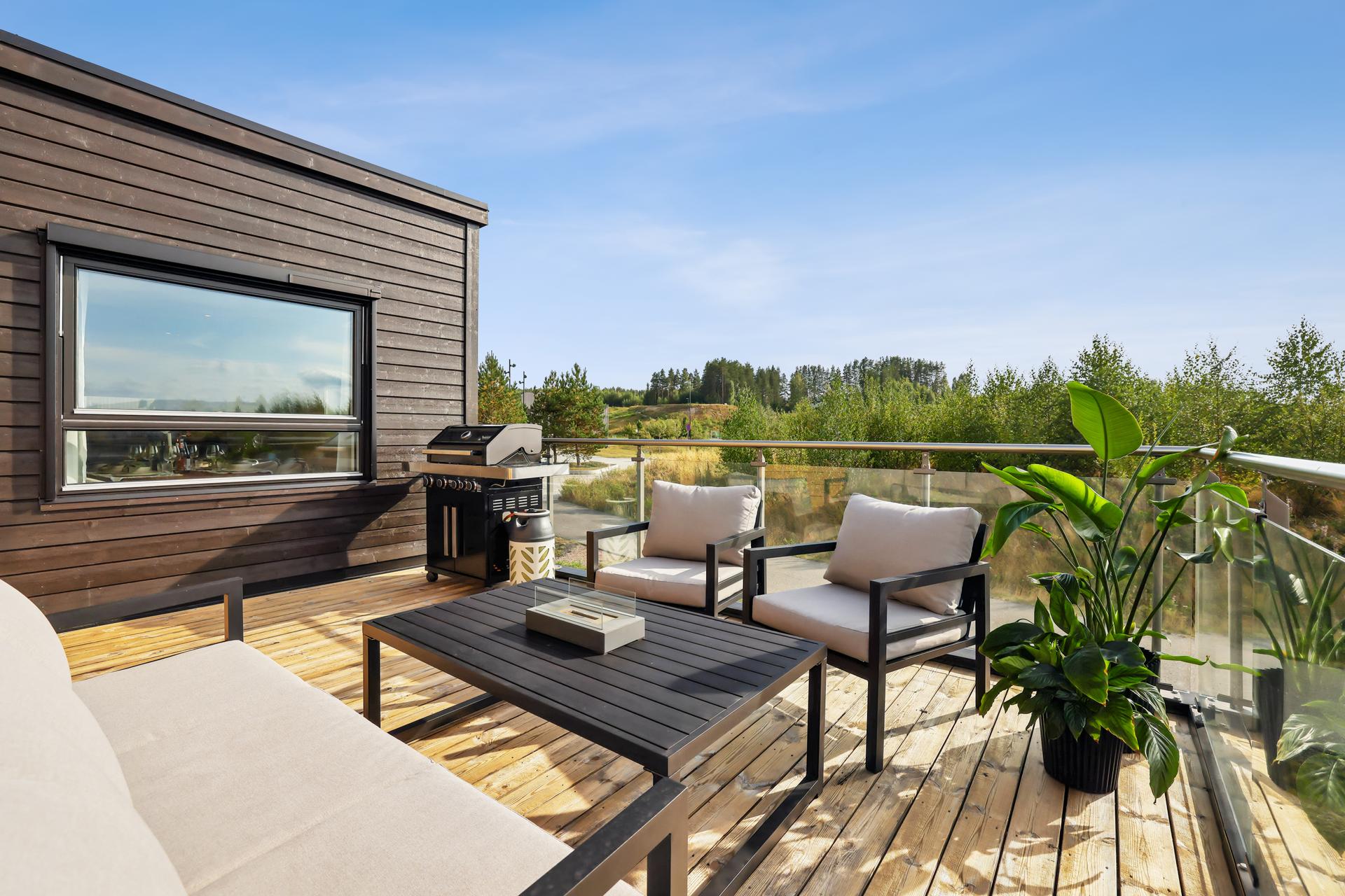 Fra stuen er det direkte utgang til en sydvest-vendt takterrasse på 15 m². Det er montert zipscreen solskjerming på vinduer i stue og spisestue mot vest. . Bilde nummer 3 av 3