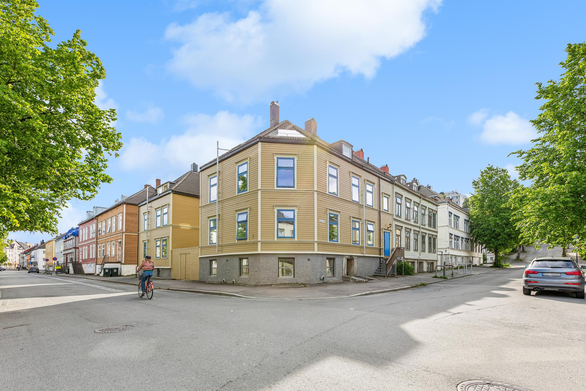 EiendomsMegler 1 ved Oliver Andreassen har gleden av å presentere en sjarmerende 3-roms leilighet i Wessels gate 5A! (Foto: Efkt v/Robin Hope). Bilde nummer 1 av 3
