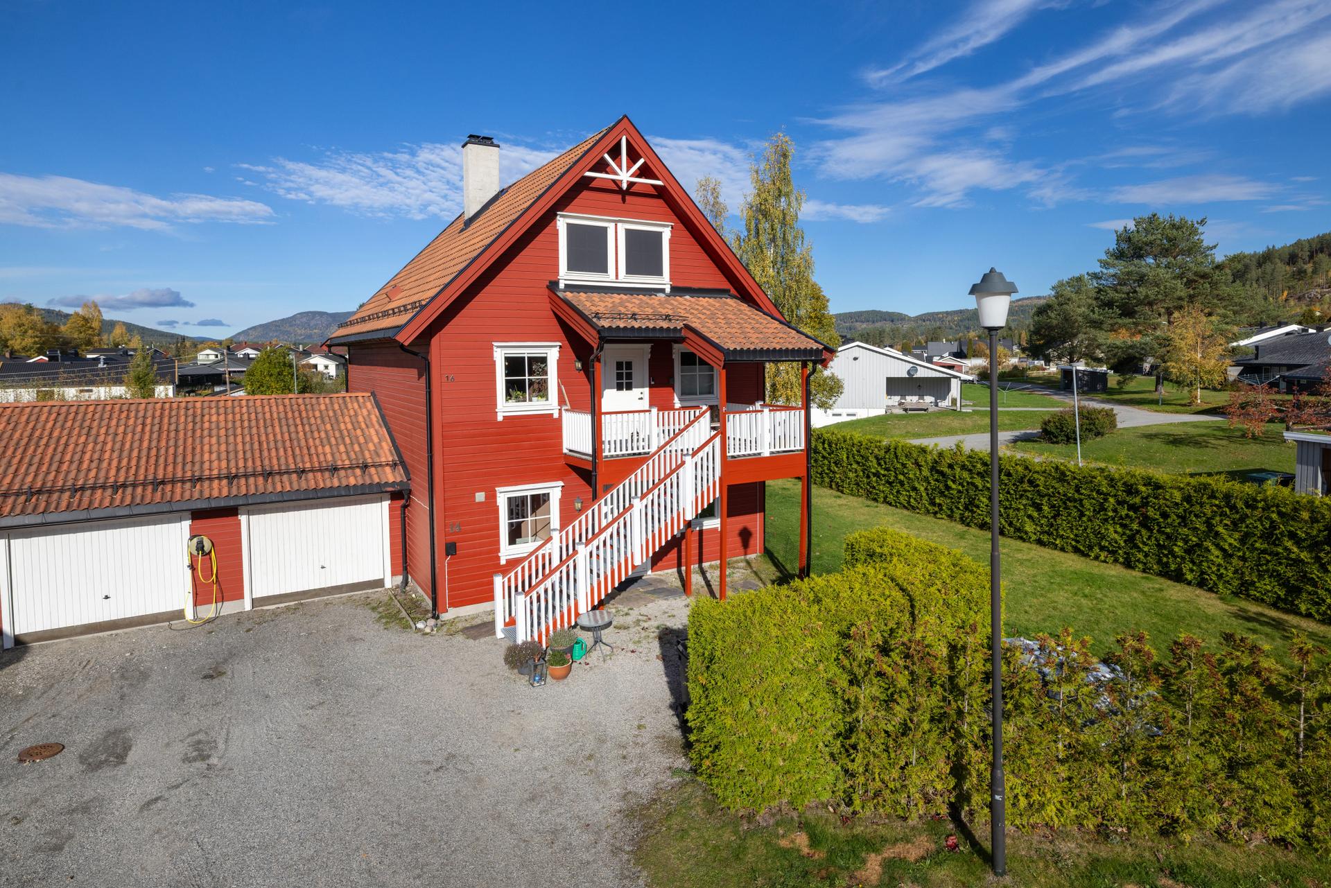Halvpart av horisontaldelt tomannsbolig fra 2009 med trinnfri adkomst i første etasje og tilhørende garasje.. Bilde nummer 2 av 3