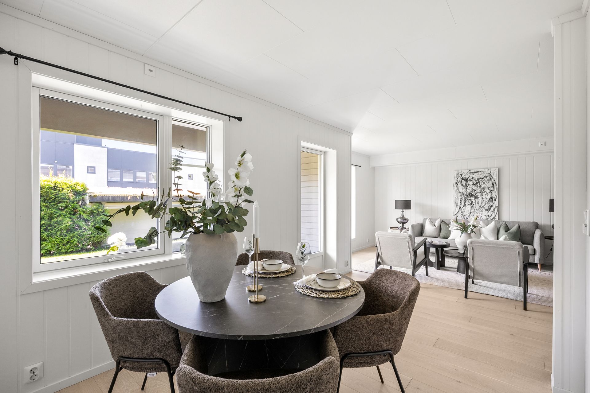 En egen sone for spisestue gir rom for hyggelige måltider.. Bilde nummer 3 av 3