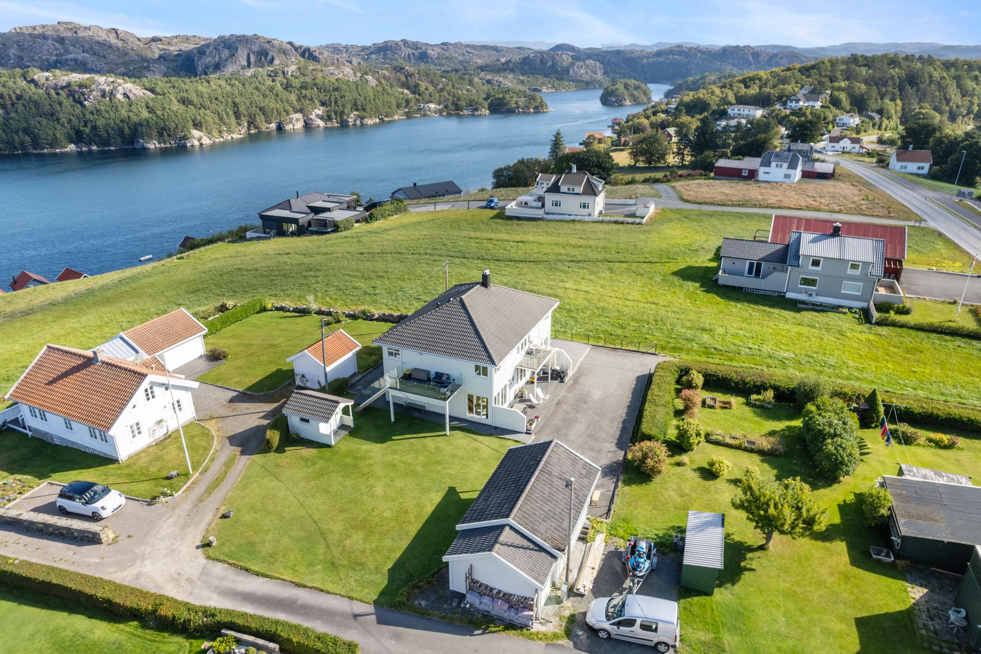 Enebolig over to plan med lettstelt tomt og nærhet til sjøen på Nordre Eigerøy.. Bilde nummer 2 av 3