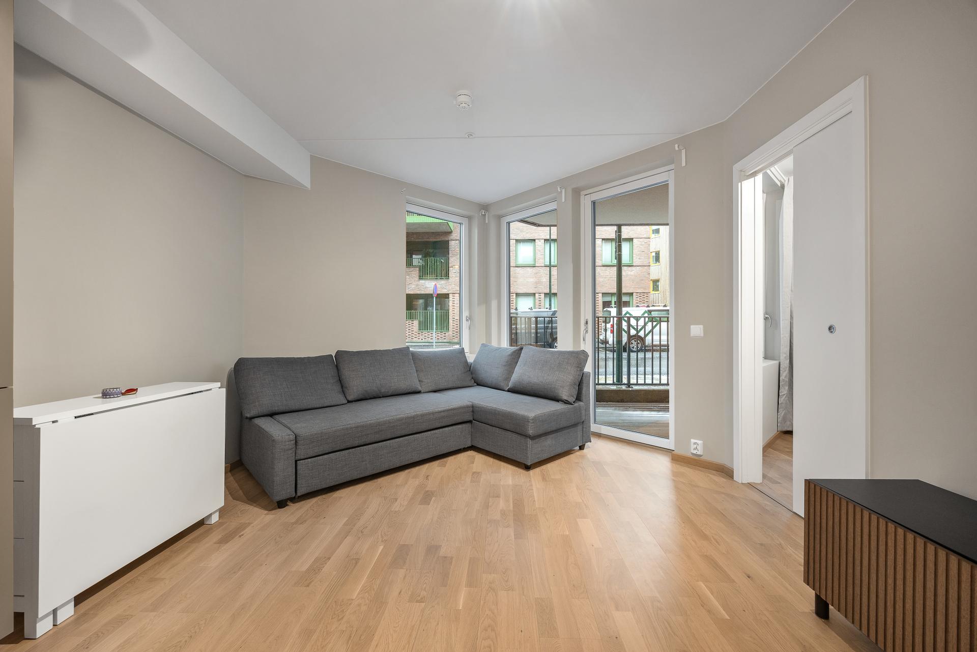 Stuen har en fleksibel planløsning med plass til både sofagruppe og spisebord.. Bilde nummer 3 av 3