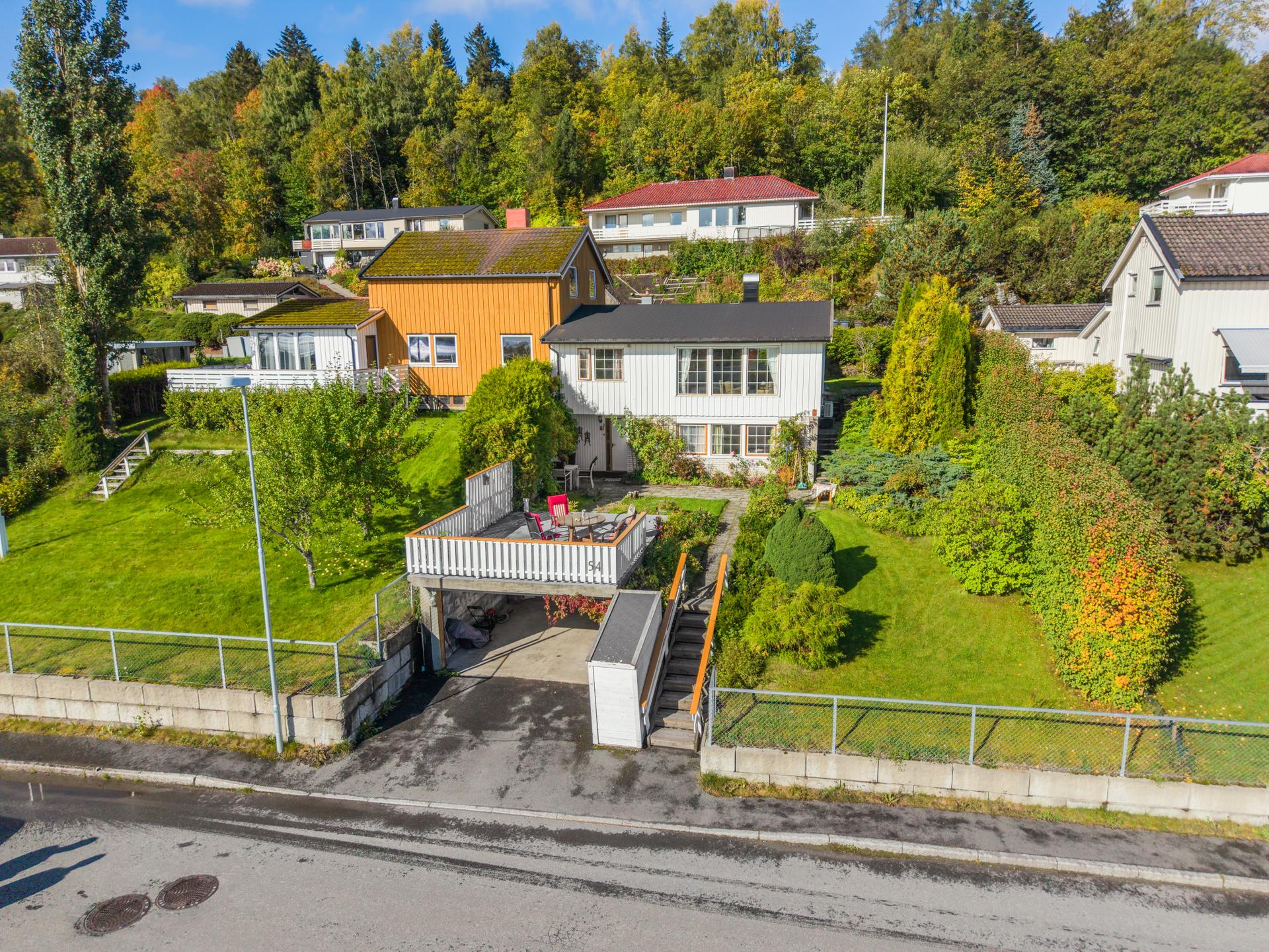 Velkommen til Høvdingvegen 54, presentert av EiendomsMegler 1 v/ Martin Hoseth Johansen. Foto: ELW media (Espen Wåde) . Bilde nummer 1 av 3
