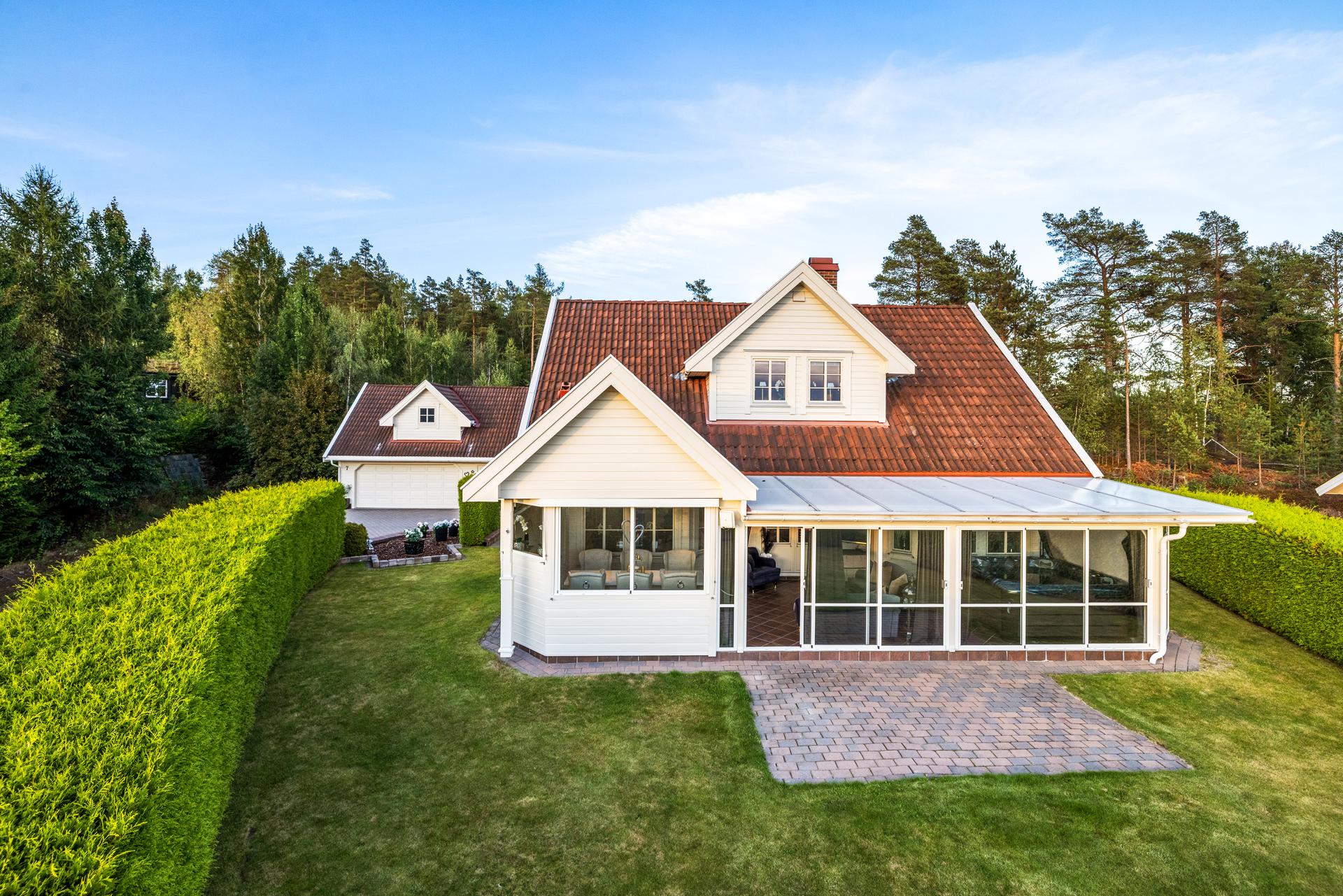 Innholdsrik enebolig over to plan med innglasset terrasse, utestue og frittstående garasje.. Bilde nummer 2 av 3