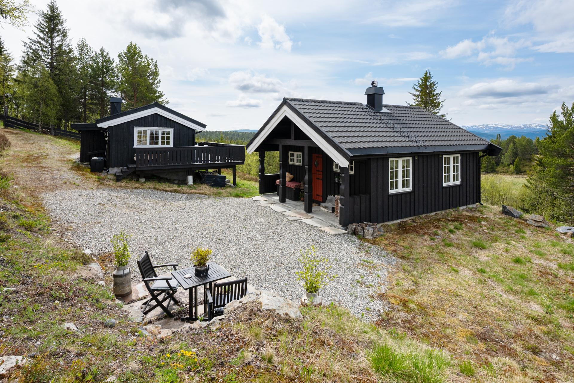 Eiendommen består av to bygninger. Hytta fra 2011 har stue og kjøkken i ett samt 2 soverom. Hytta fra 1962 har stue og kjøkken. . Bilde nummer 3 av 3