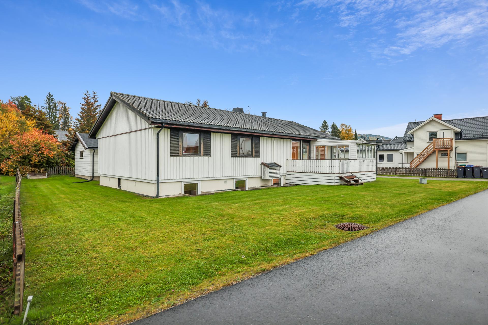 Enebolig over to plan med flat tomt, innglasset terrasse og frittstående garasje.. Bilde nummer 2 av 3