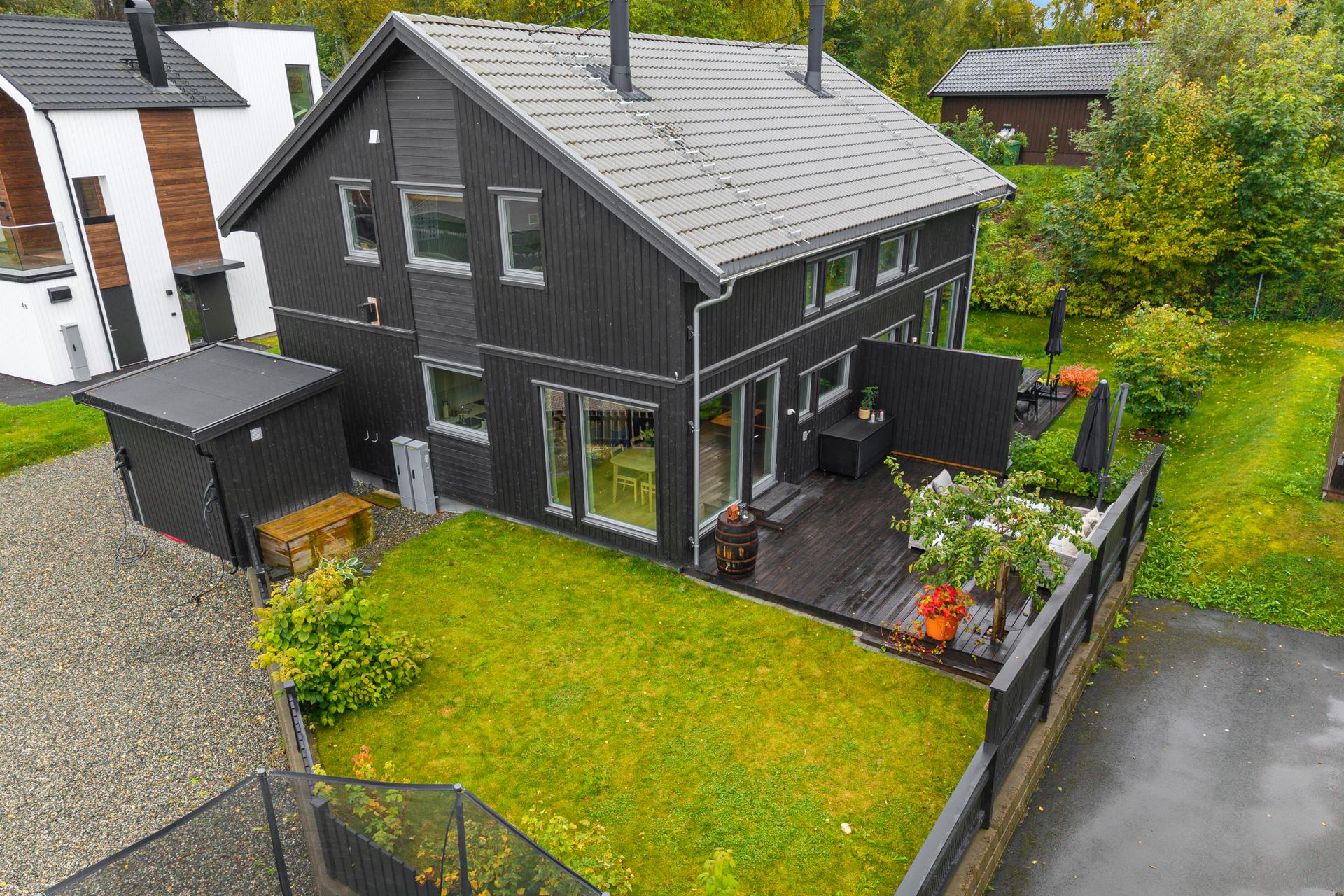Innbydende og moderne bolig med gjennomgående god standard og et pent opparbeidet uteområde.. Bilde nummer 2 av 3