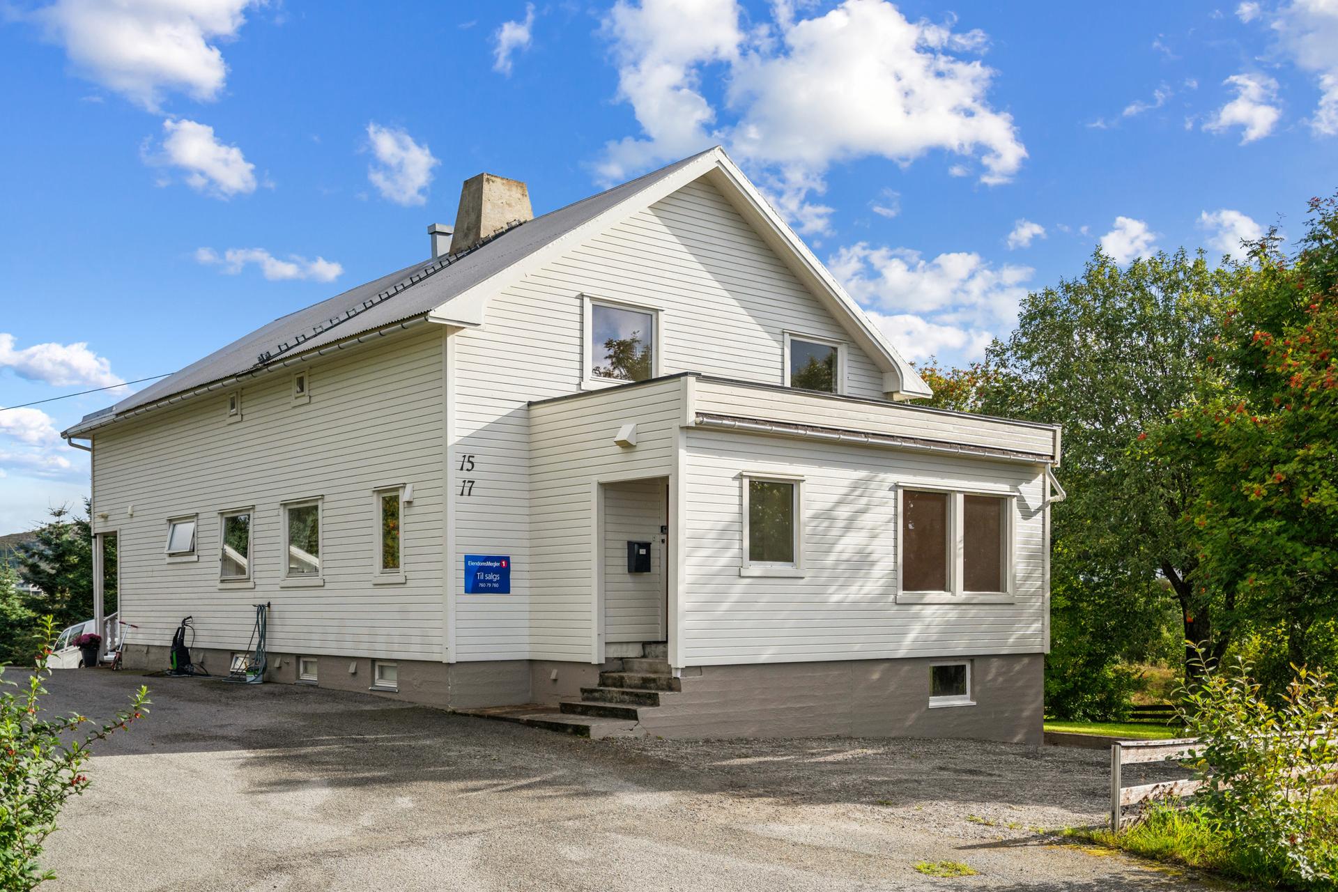 Dette er en romslig del av tomannsbolig, som går over tre plan. Boligen ligger i et etablert byggefelt med kort gangavstand til sentrum av Leknes. Du finner en rekke fritidstilbud i nærområdet som f.eks fotball, håndball, ski, svømming, turn etc. Treningssenteret er også rett borti gata. Flyplassen er like bak, herfra flyr du til Bodø, Røst og Tromsø.  . Bilde nummer 2 av 3