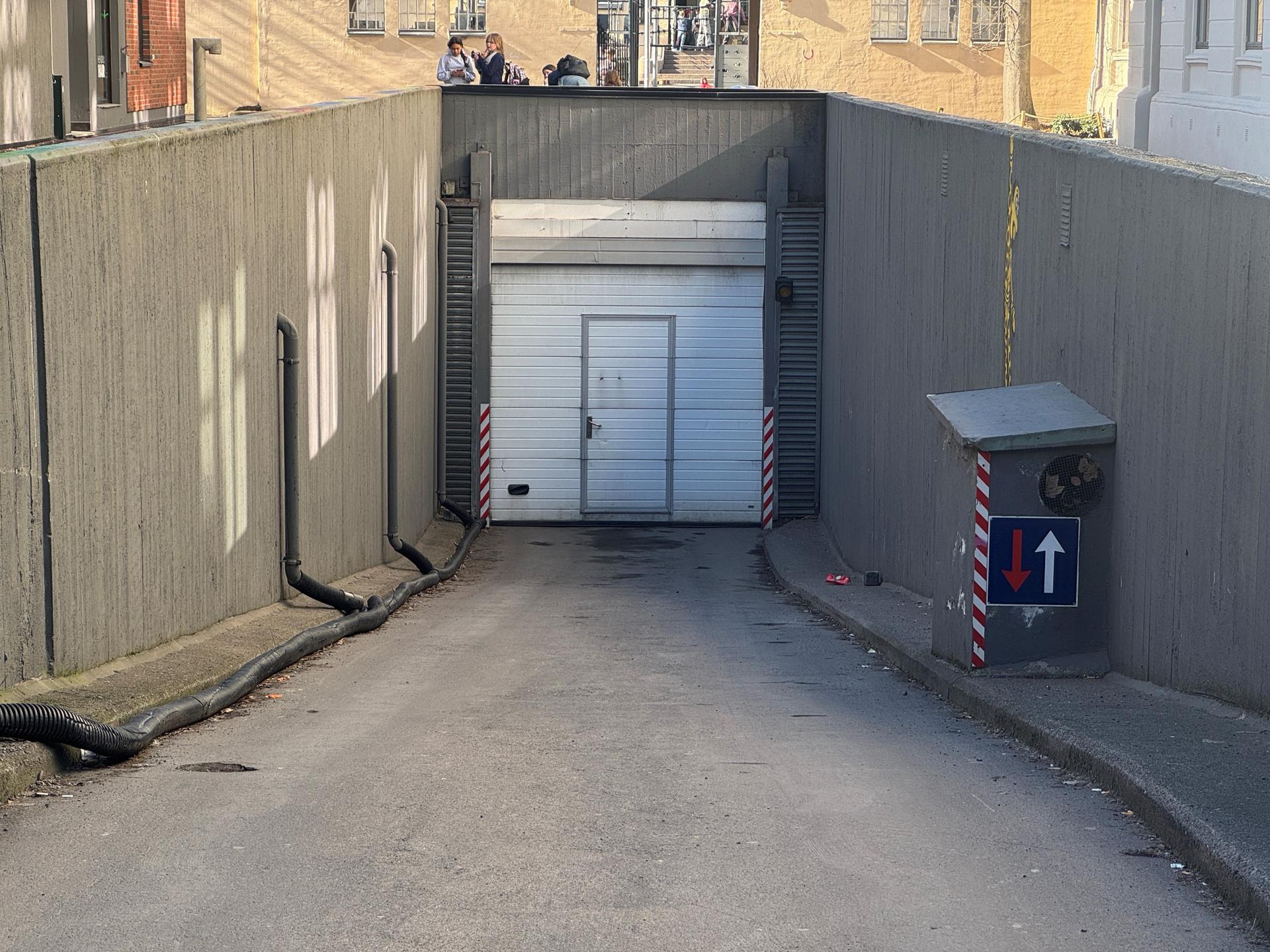  Garasjen har praktisk dør for enkel adkomst fra Kirkeveien.. Bilde nummer 2 av 3