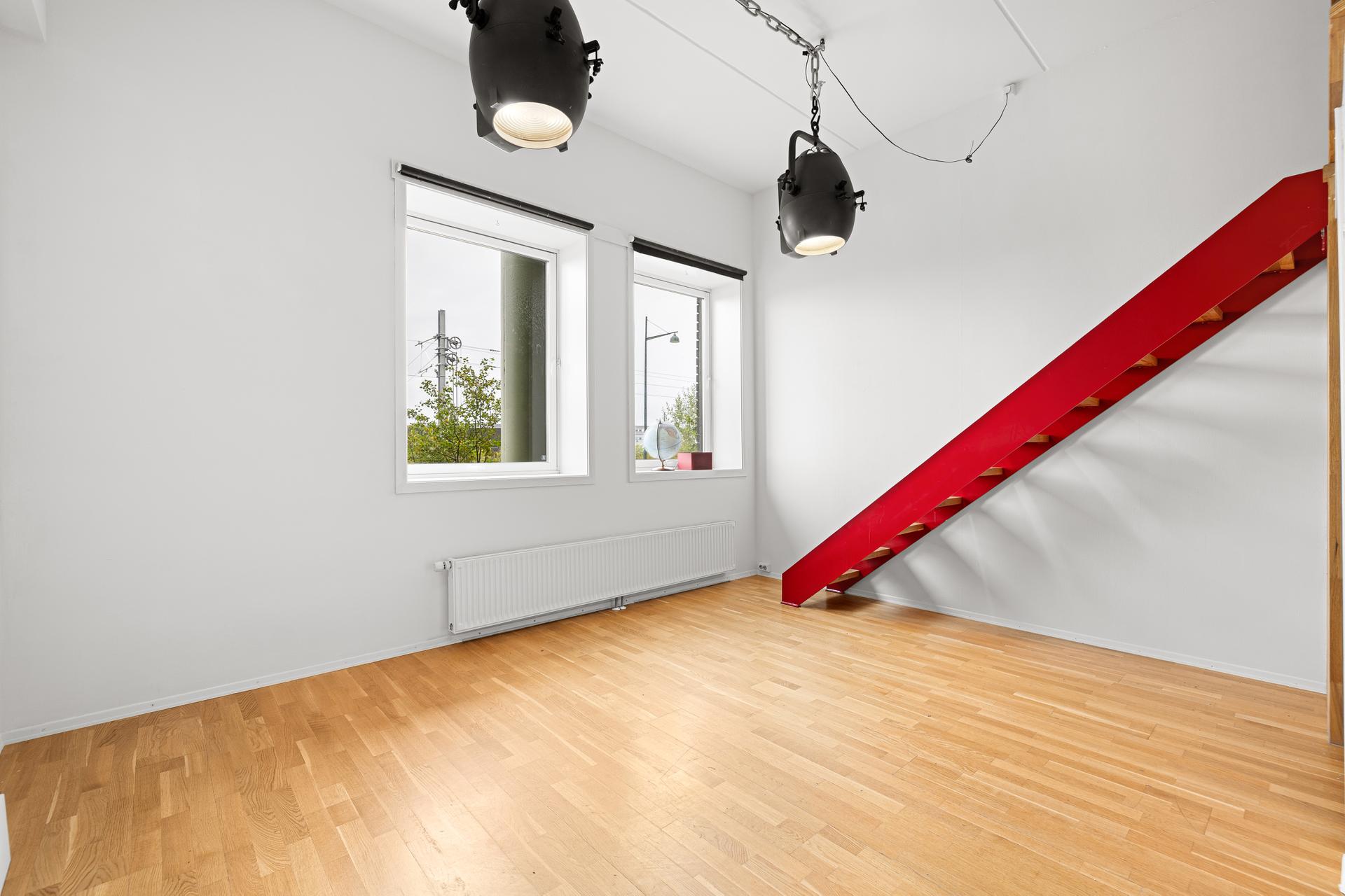 Boligen ble oppført i 2005 og har moderne egenskaper som heisadkomst, fjernvarme og balansert ventilasjon. I stuen har du to store vindusflater som slipper inn rikelig med naturlig dagslys. . Bilde nummer 2 av 3
