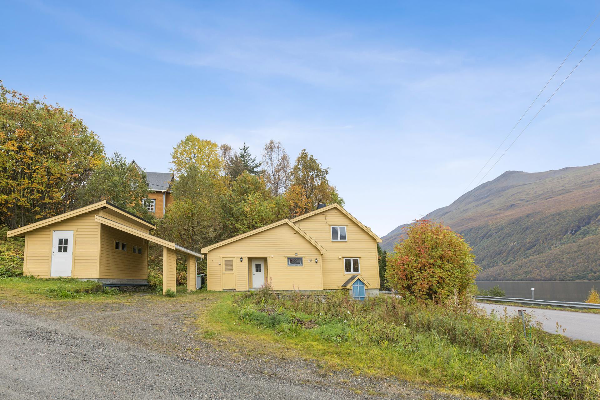 Enebolig over to plan oppført i 1928 og tilbygd i 1991, beliggende i naturskjønne omgivelser.. Bilde nummer 2 av 3