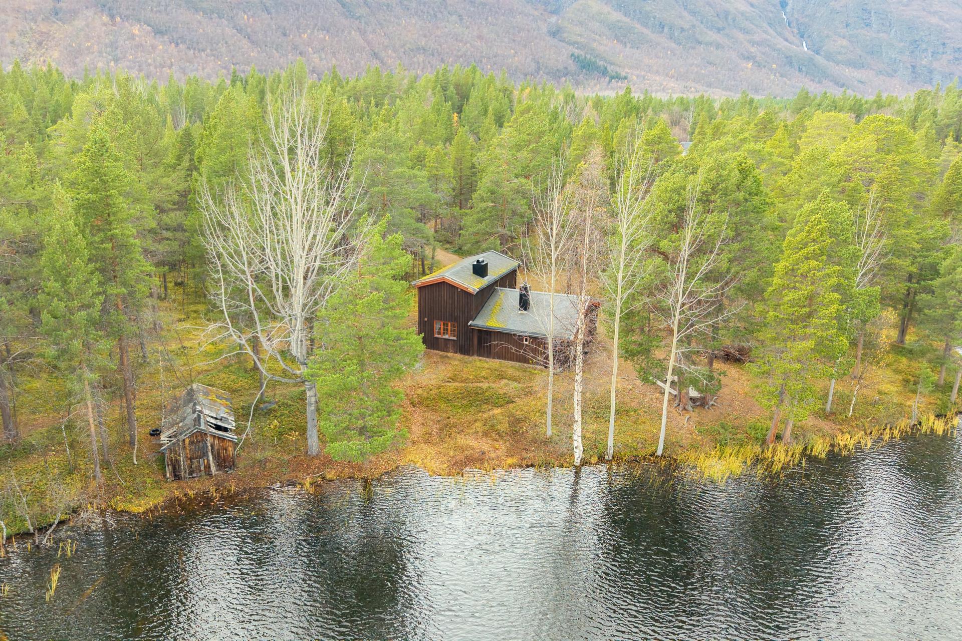 Fritidsbolig over to plan med idyllisk beliggenhet like ved vannkanten i Reisadalen.. Bilde nummer 2 av 3