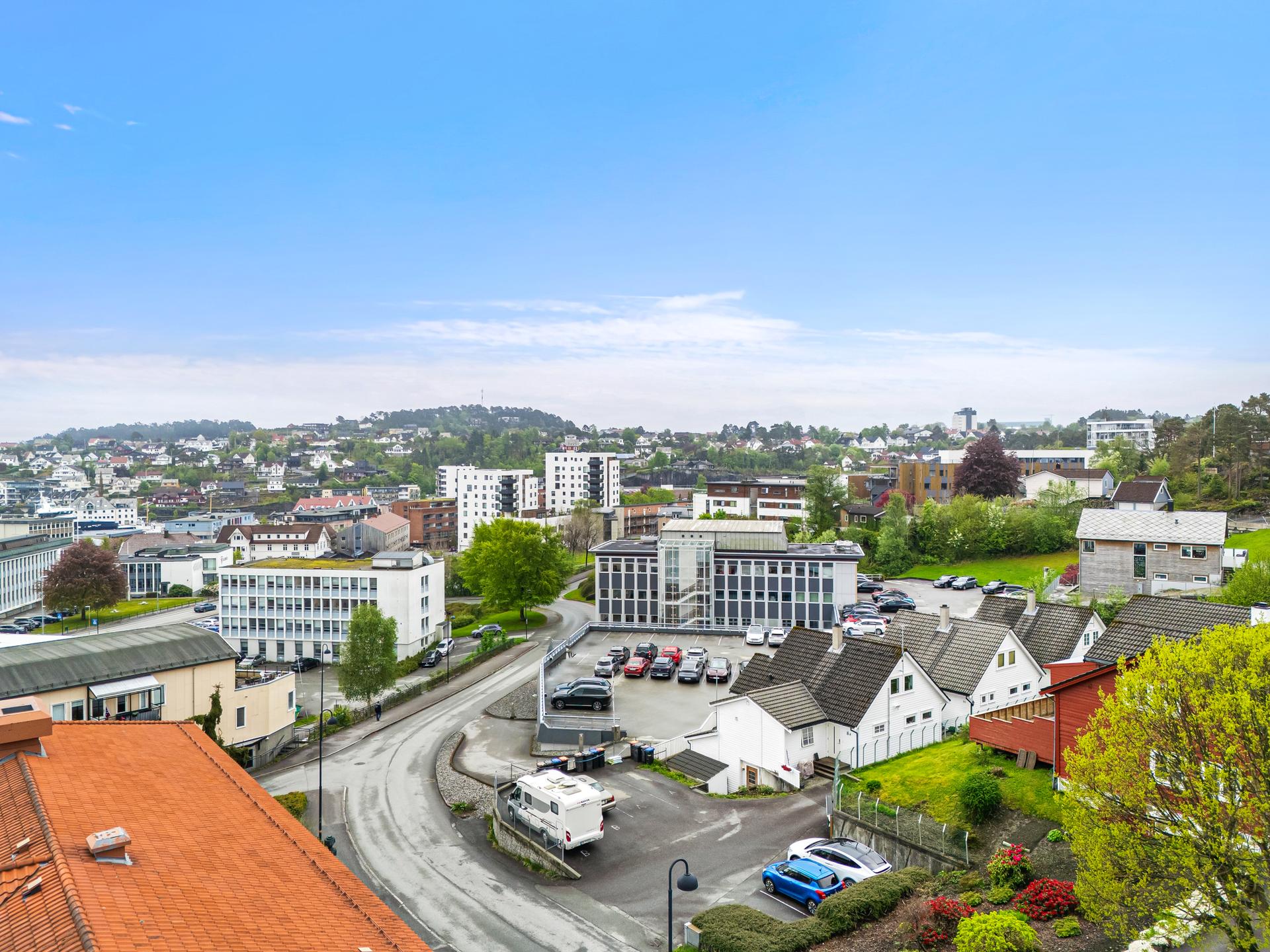 Fra leiligheten er det kort gangavstand til Leirvik sentrum. . Bilde nummer 3 av 3