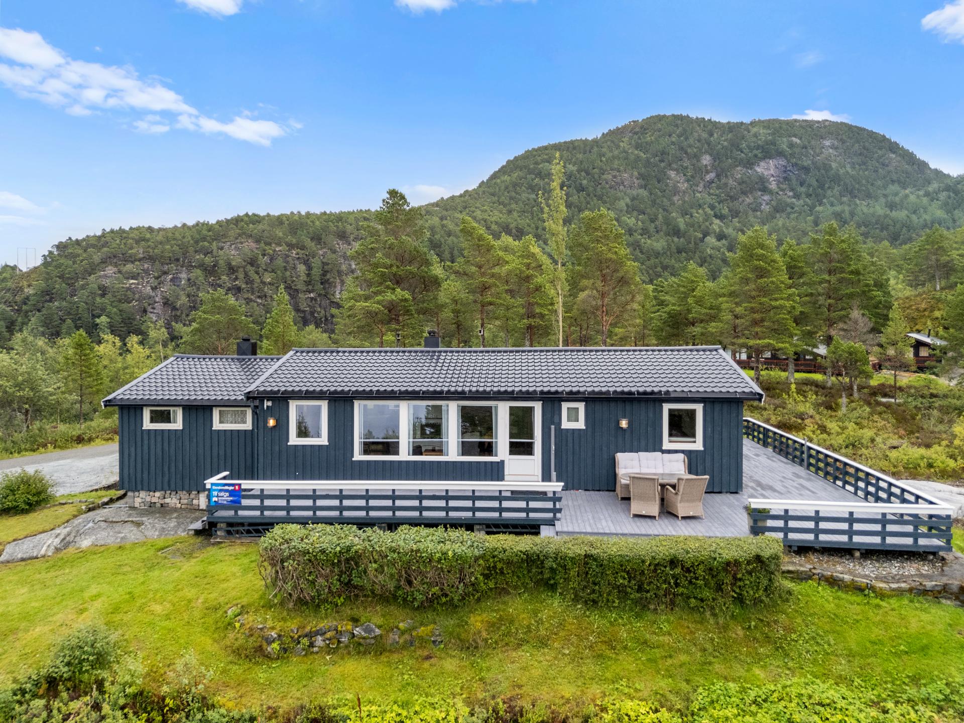 Det er vei helt frem til eiendommen og innlagt strøm, vann og avløp. . Bilde nummer 3 av 3