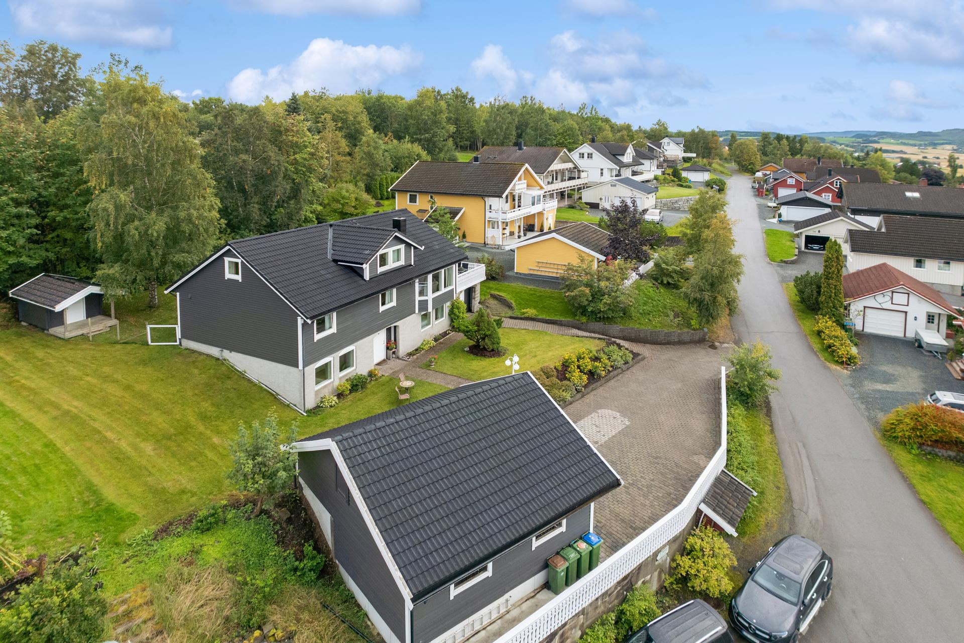 Eiendommen ligger i et rolig og etablert boligområde på Holåsen, kort vei fra Skogn stasjon og servicetilbud.. Bilde nummer 3 av 3