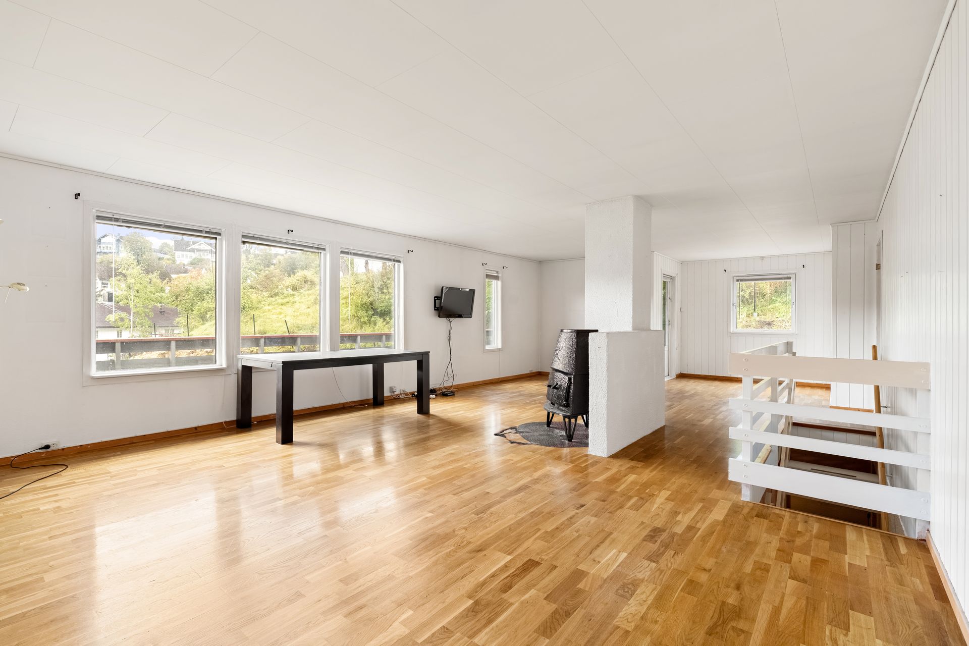 Boligen har store vindusflater som slipper inn rikelig med naturlig lys. . Bilde nummer 3 av 3