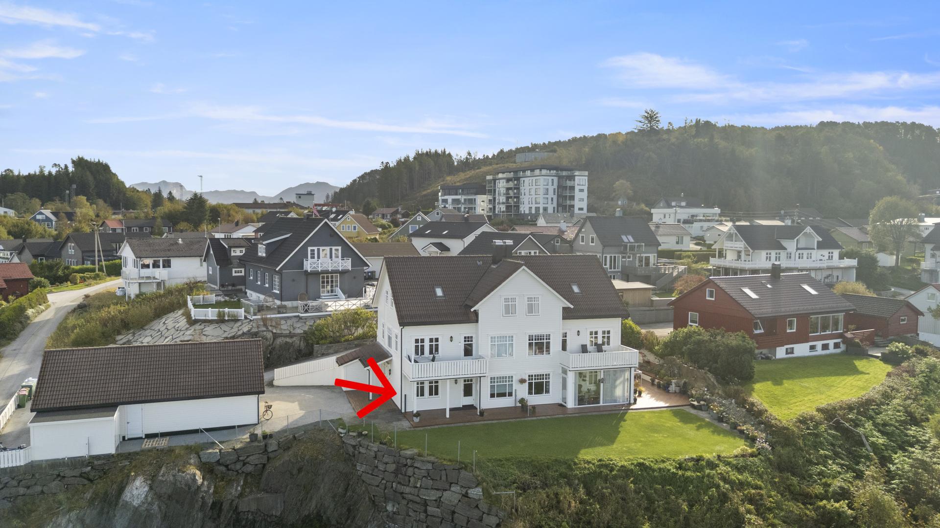 Leilegheita ligg i underetasjen og har tilhøyrande garasjeplass i felles garasjebygg. Bilde nummer 3 av 3