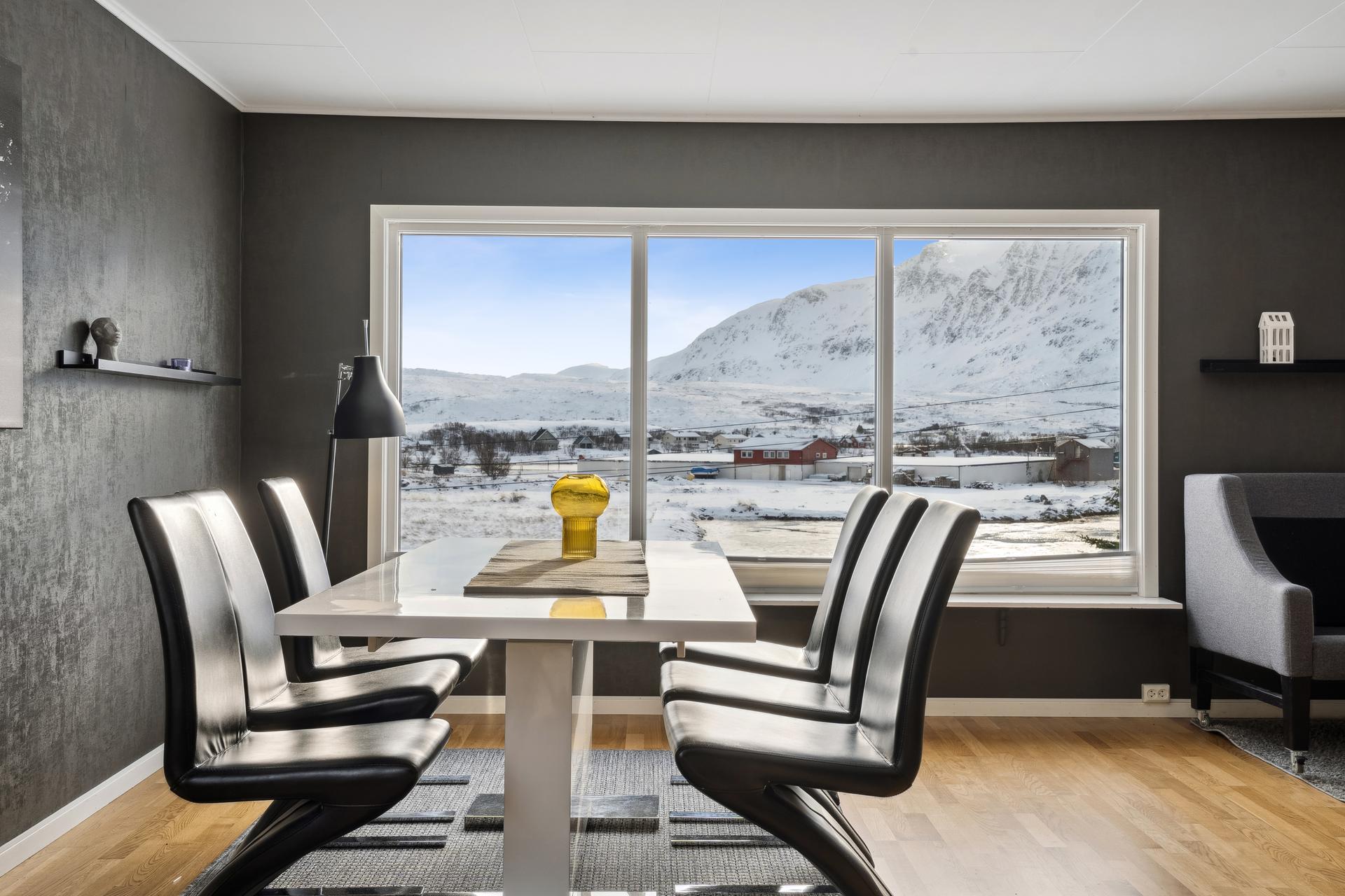 God plass til spisegruppe, og store vindusflater. Bilde nummer 3 av 3