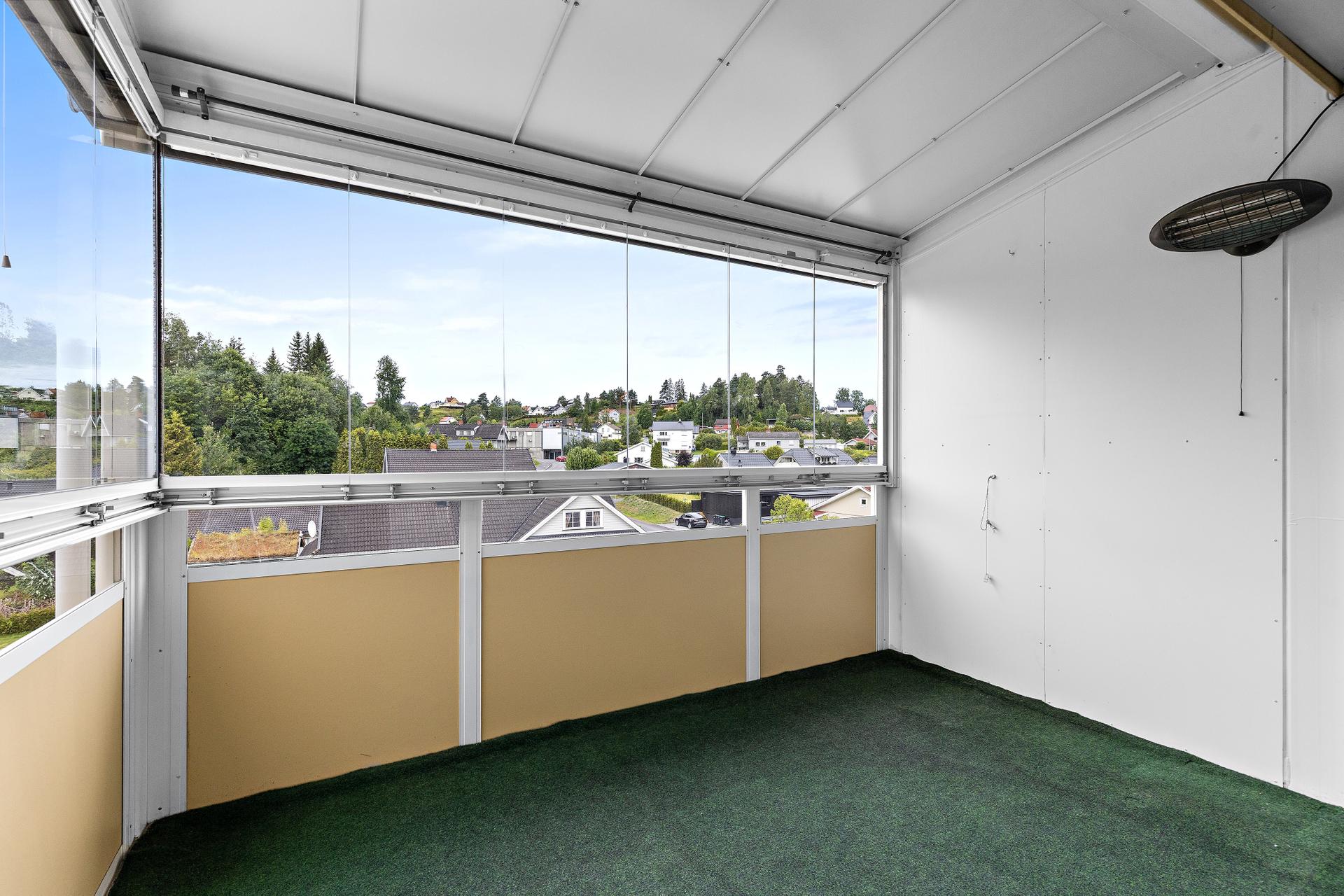 Den nordvestvendte balkongen er innglasset og utgjør et skjermet uterom på 11 m².. Bilde nummer 2 av 3