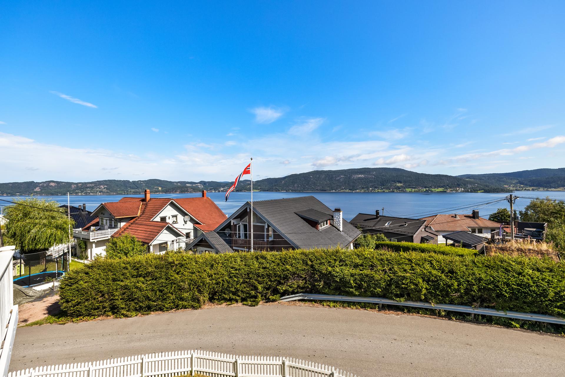 Fra eiendommen er det kort vei til Drammensfjorden, som byr på fine muligheter for både bading og båtliv. Det følger også tinglyst rett til båt- og bryggeplass, noe som gjør det enkelt å nyte livet ved vannet.. Bilde nummer 3 av 3