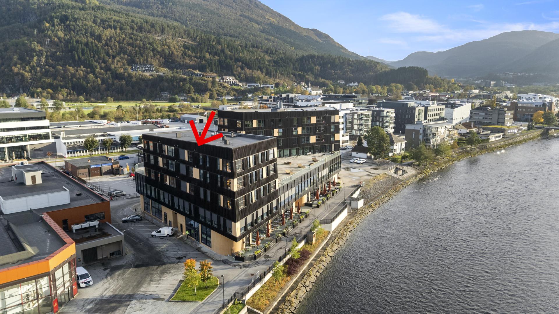 Leiligheita ligg fint til i byggets øverste etasje - Frå eigedomen er det berre tre minutts gange til Førde rutebilstasjon og butikkar på ALTI Førde.. Bilde nummer 3 av 3