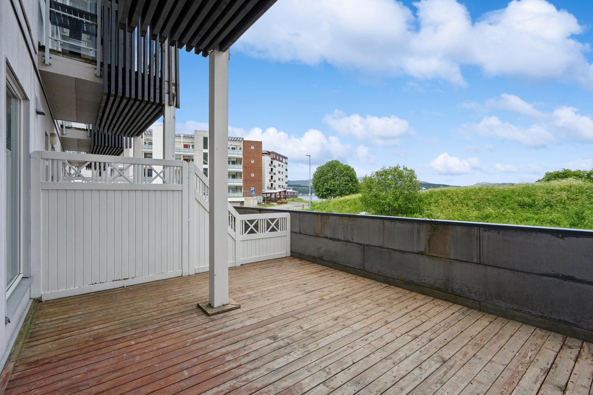 Solrik og romslig terrasse på ca. 19 m².. Bilde nummer 3 av 3