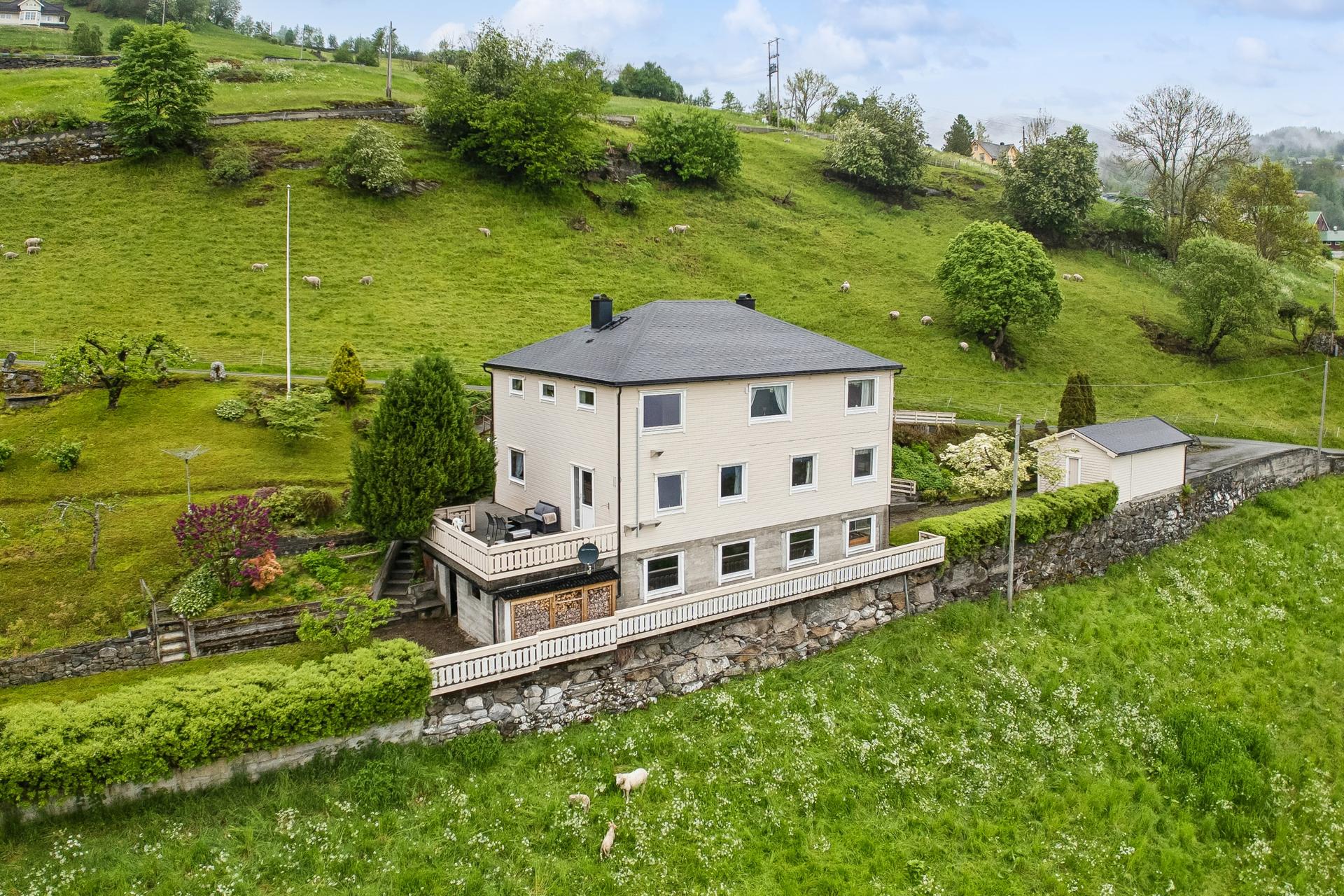 Hoplandsvegen 109 presentert av EiendomsMegler1 Nordfjord ved Sissel Halnes
Foto: Efkt, Svein Olav Humberset.. Bilde nummer 1 av 3