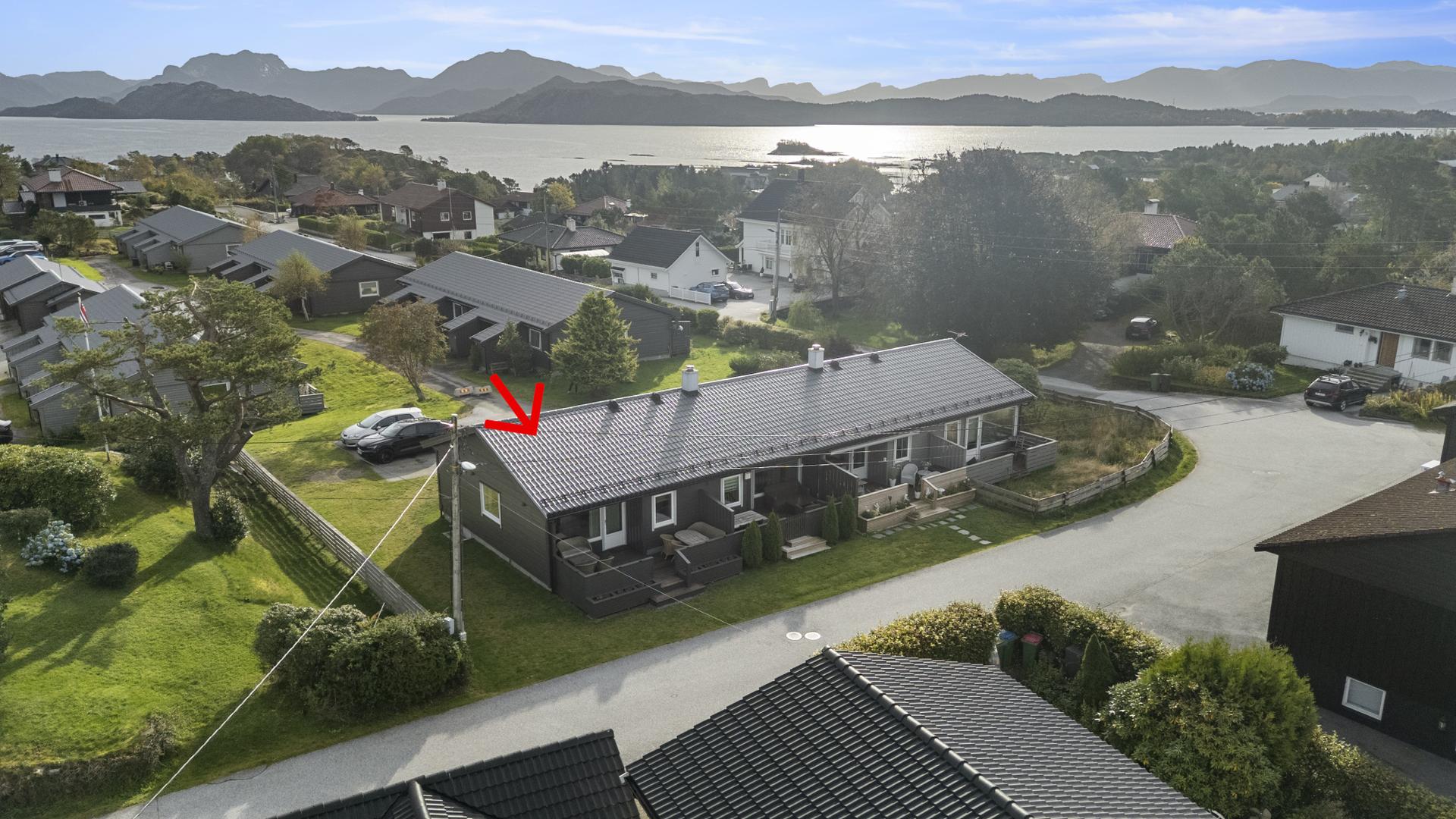 Bustaden ligg fint til i eit roleg og etablert bustadområde, med kort avstand til Florø sentrum.. Bilde nummer 2 av 3