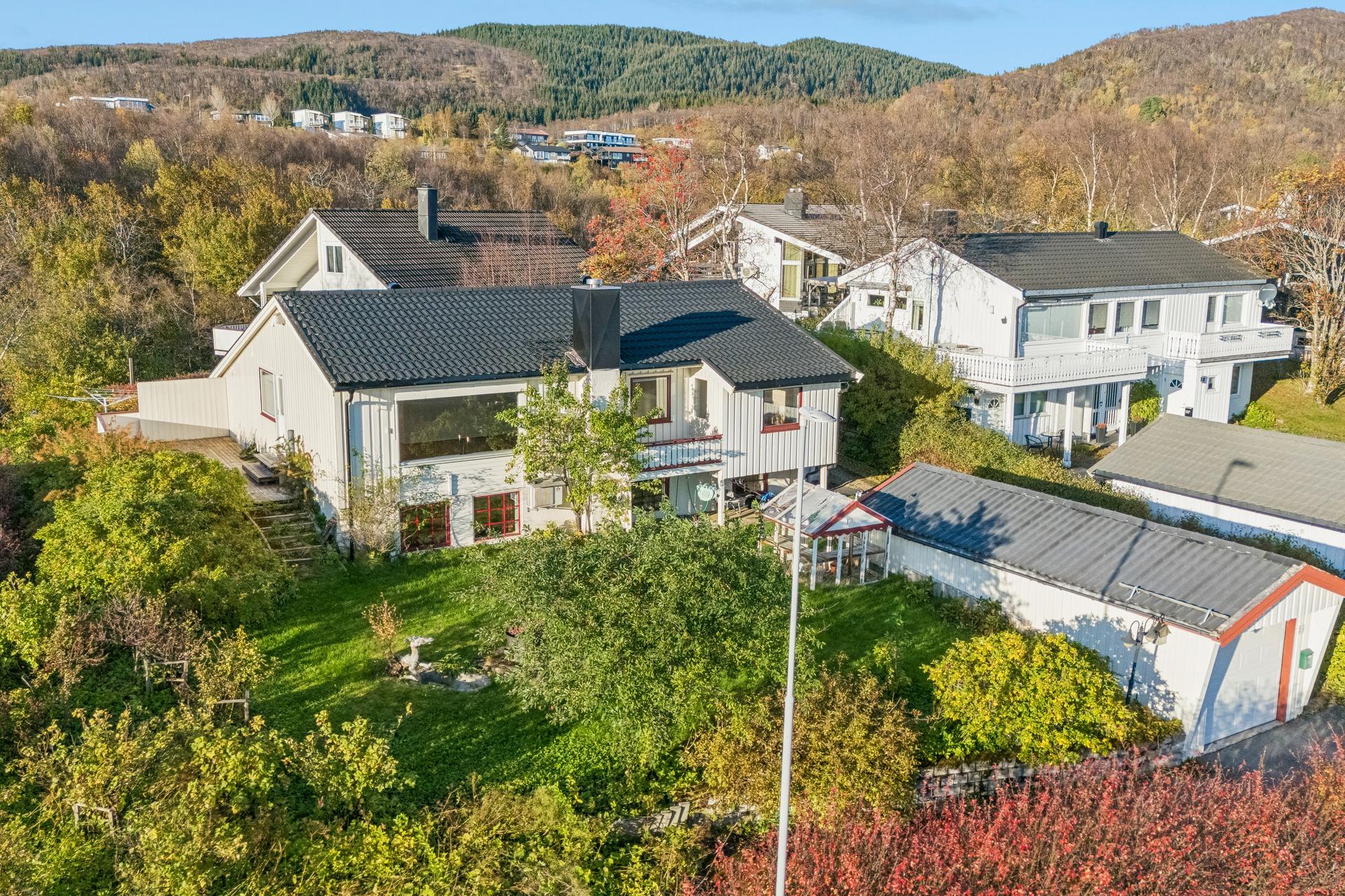Eiendommen ligger i et rolig og etablert villastrøk på Jensvoll.. Bilde nummer 2 av 3