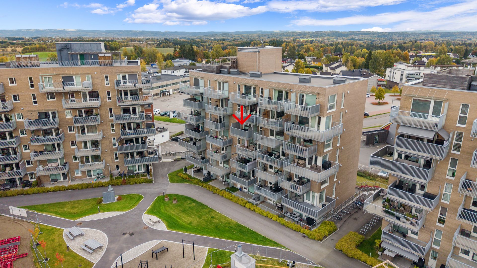 Leiligheten ligger fint plassert i 5. etasje i et moderne boligbygg oppført i 2019.. Bilde nummer 3 av 3