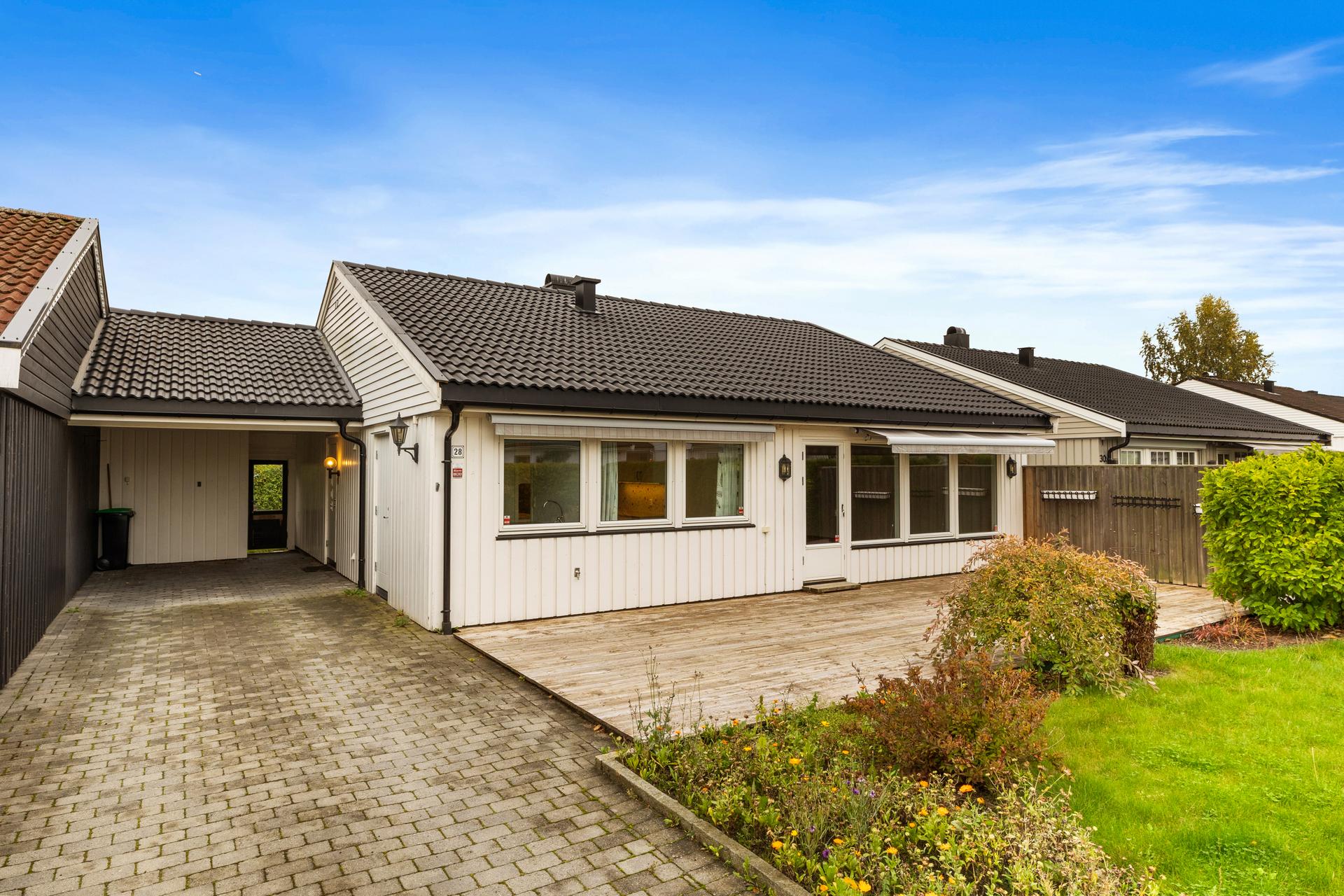 Fra boligen er det kort vei til nærbutikk, bussholdeplass, badestrand, skole og barnehage.. Bilde nummer 2 av 3
