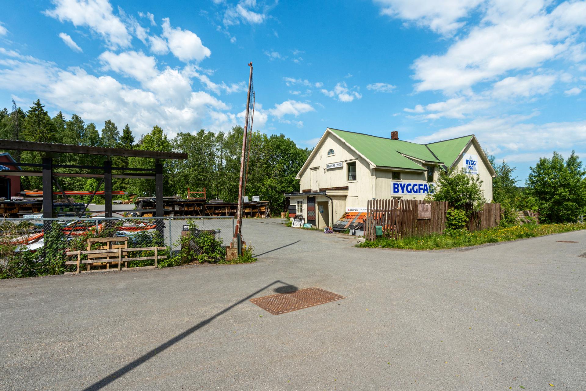 Enkel adkomst til eiendommen direkte fra Kongsbergveien.. Bilde nummer 2 av 3