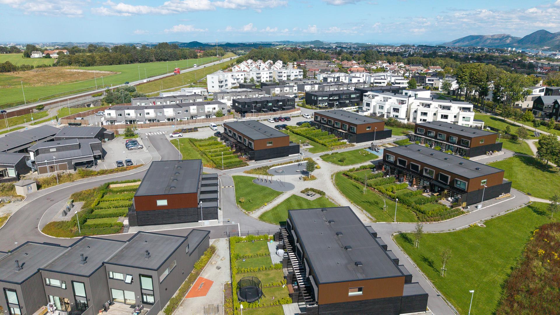Det er trygg og kort gangavstand til Ganddal skole for barna.. Bilde nummer 2 av 3