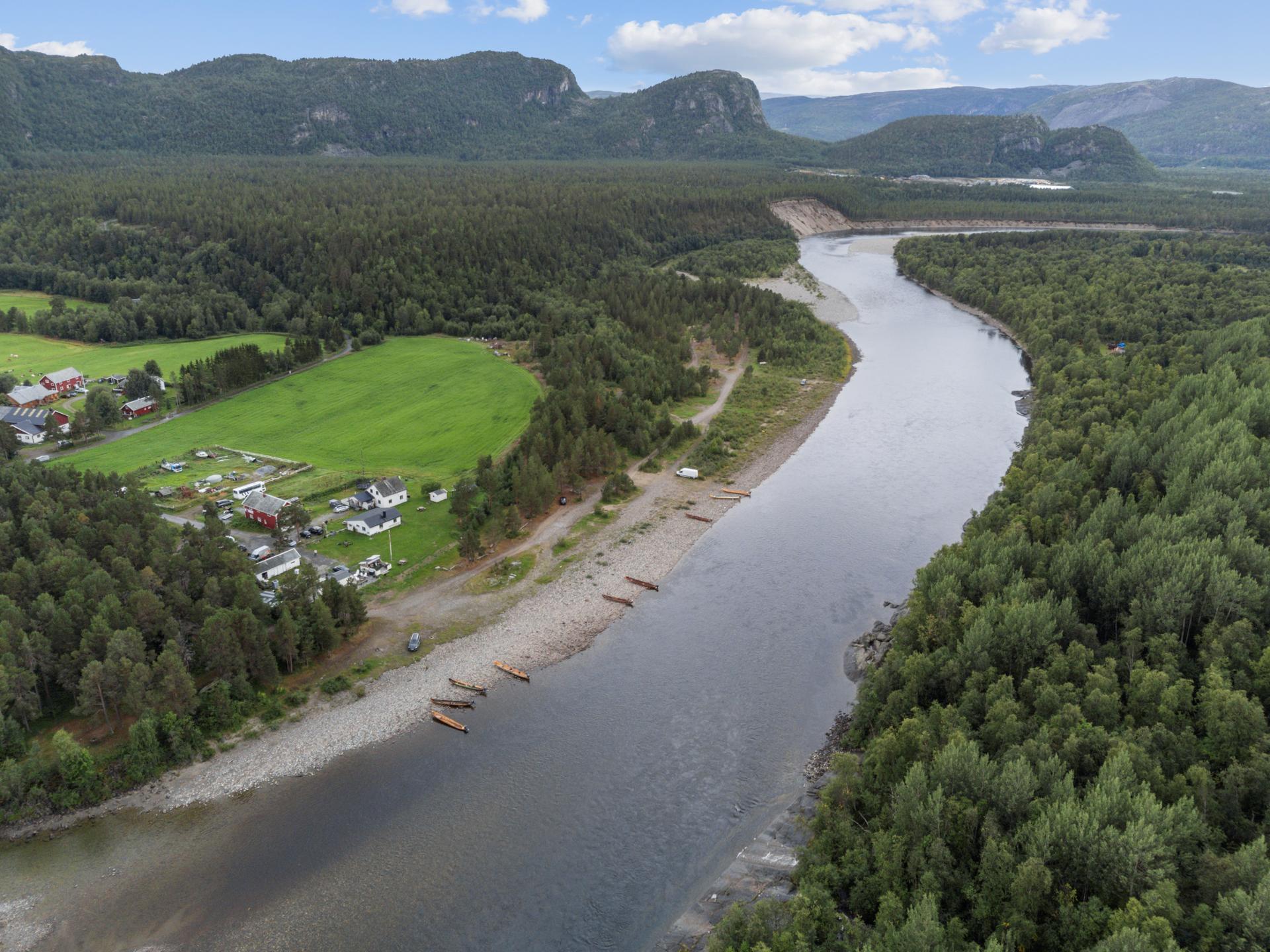 Eiendommen ligger tilbaketrukket og landlig til med egen strandlinje og elverett til Altaelva – en av verdens beste lakseelver. Foto: EFKT. Bilde nummer 1 av 3